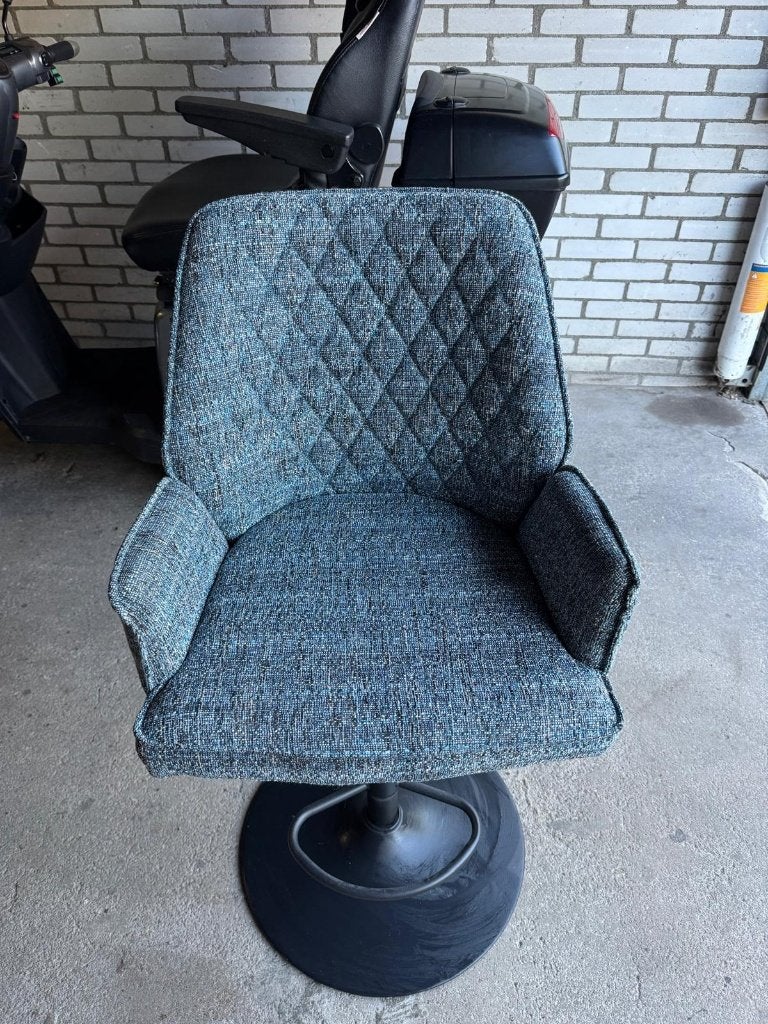 Comfortabele barkruk stof in hoogte verstelbaar. Blauw, Huis en Inrichting, Barkrukken, Ophalen, 60 tot 90 cm, Zo goed als nieuw