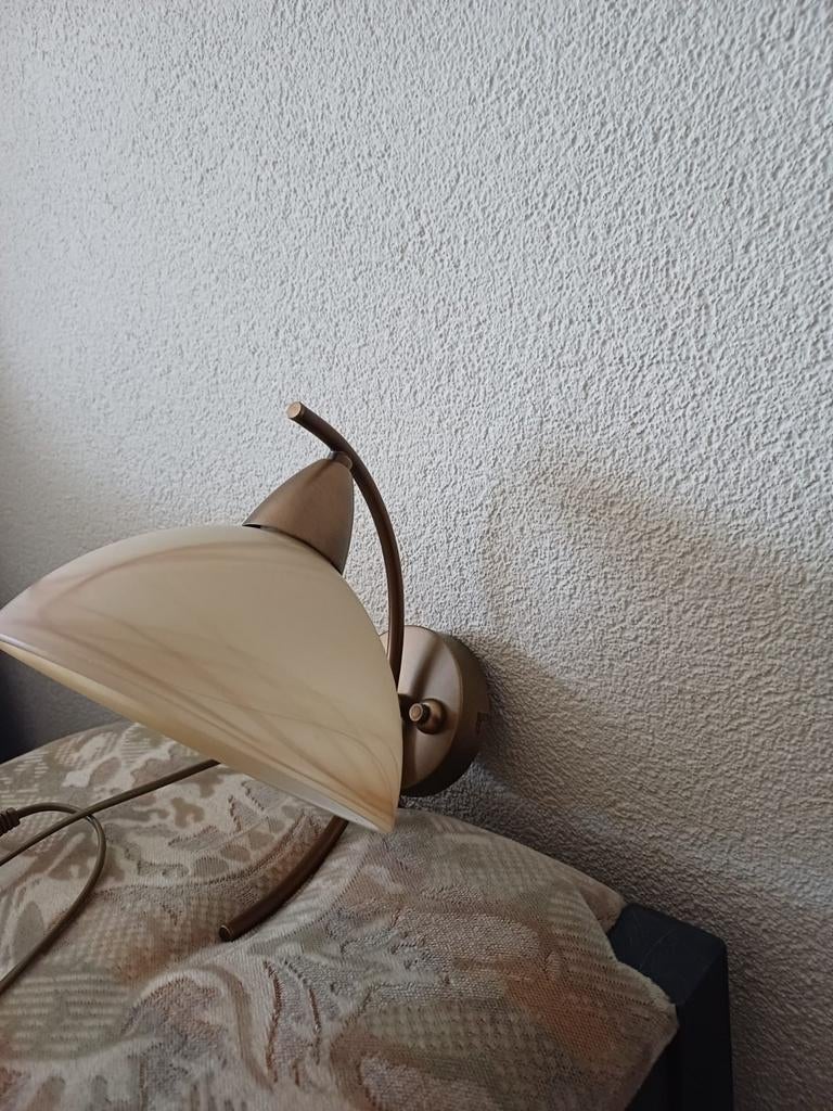 Bronzen wandlamp met elegante glazen kap, Huis en Inrichting, Lampen | Wandlampen, Ophalen, Gebruikt, Glas