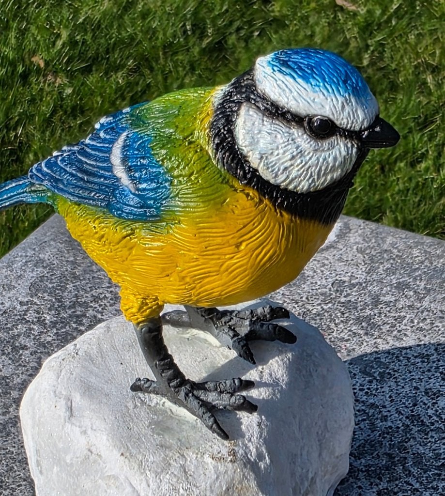PIMPELMEES / BRONZEN BEELD OP NATUURSTENEN SOKKELTJE, Tuin en Terras, Dierenbeeld, Nieuw, Info@huisentuindecoratiemarie.nl, Huis en tuin decoratie marie