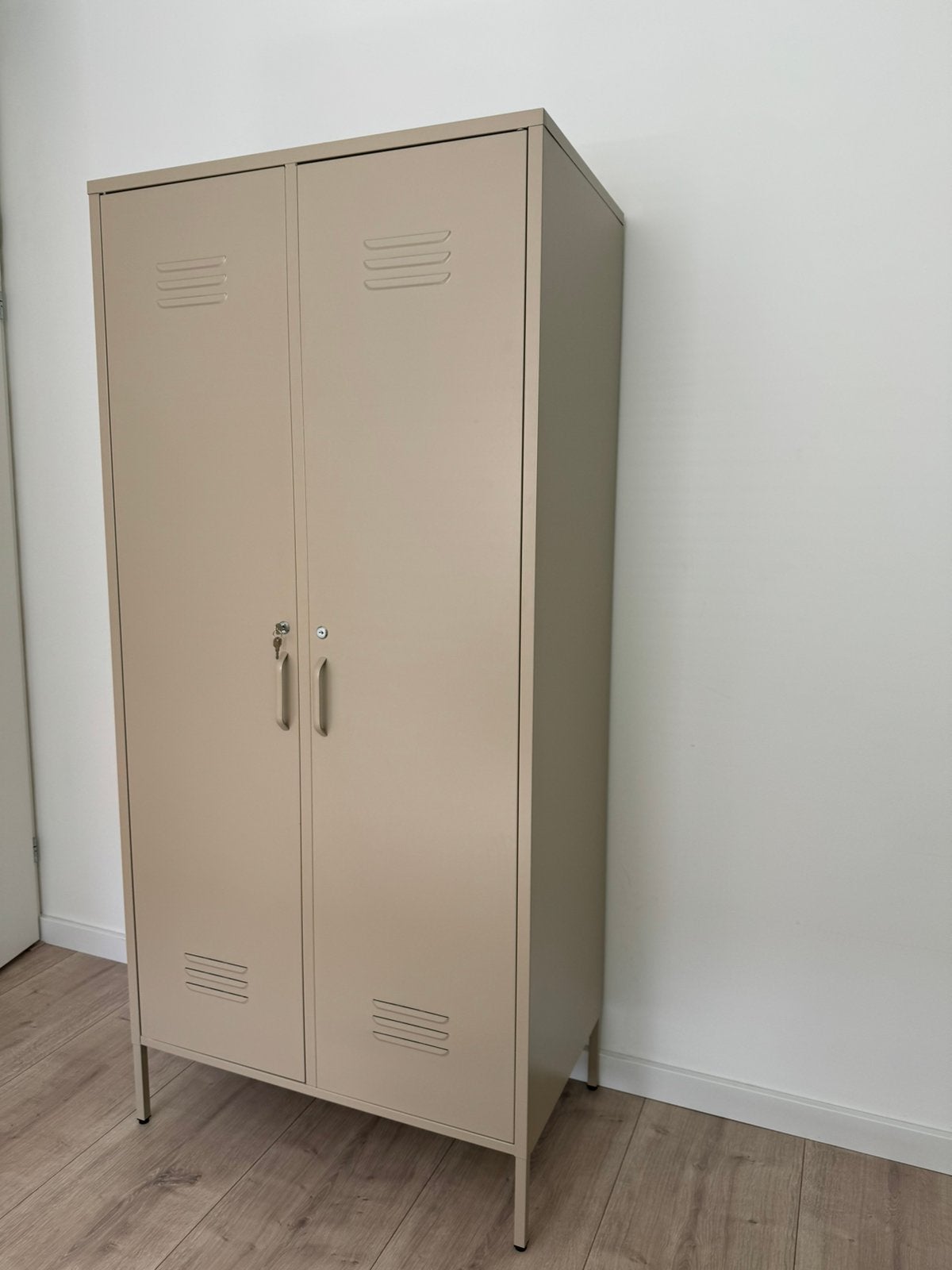 Taupe metalen Lockerkast/kledingkast, Huis en Inrichting, Ophalen, Zo goed als nieuw
