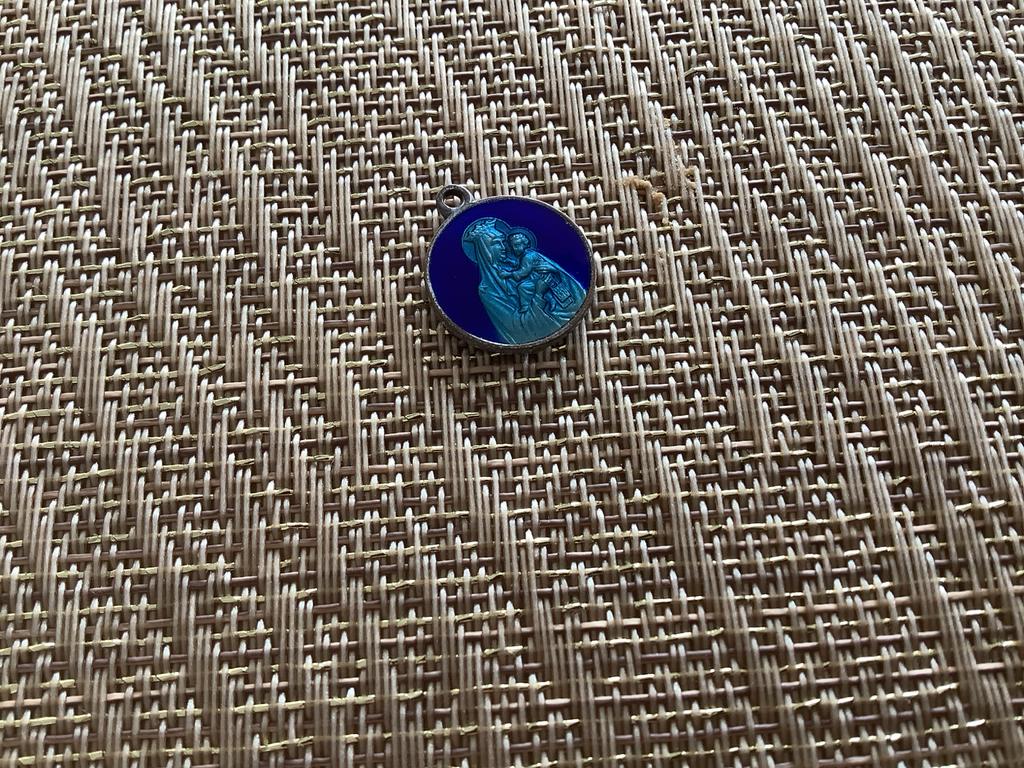 Vintage blauw emaille hanger Maria met kind 1.5 cm, Ophalen of Verzenden