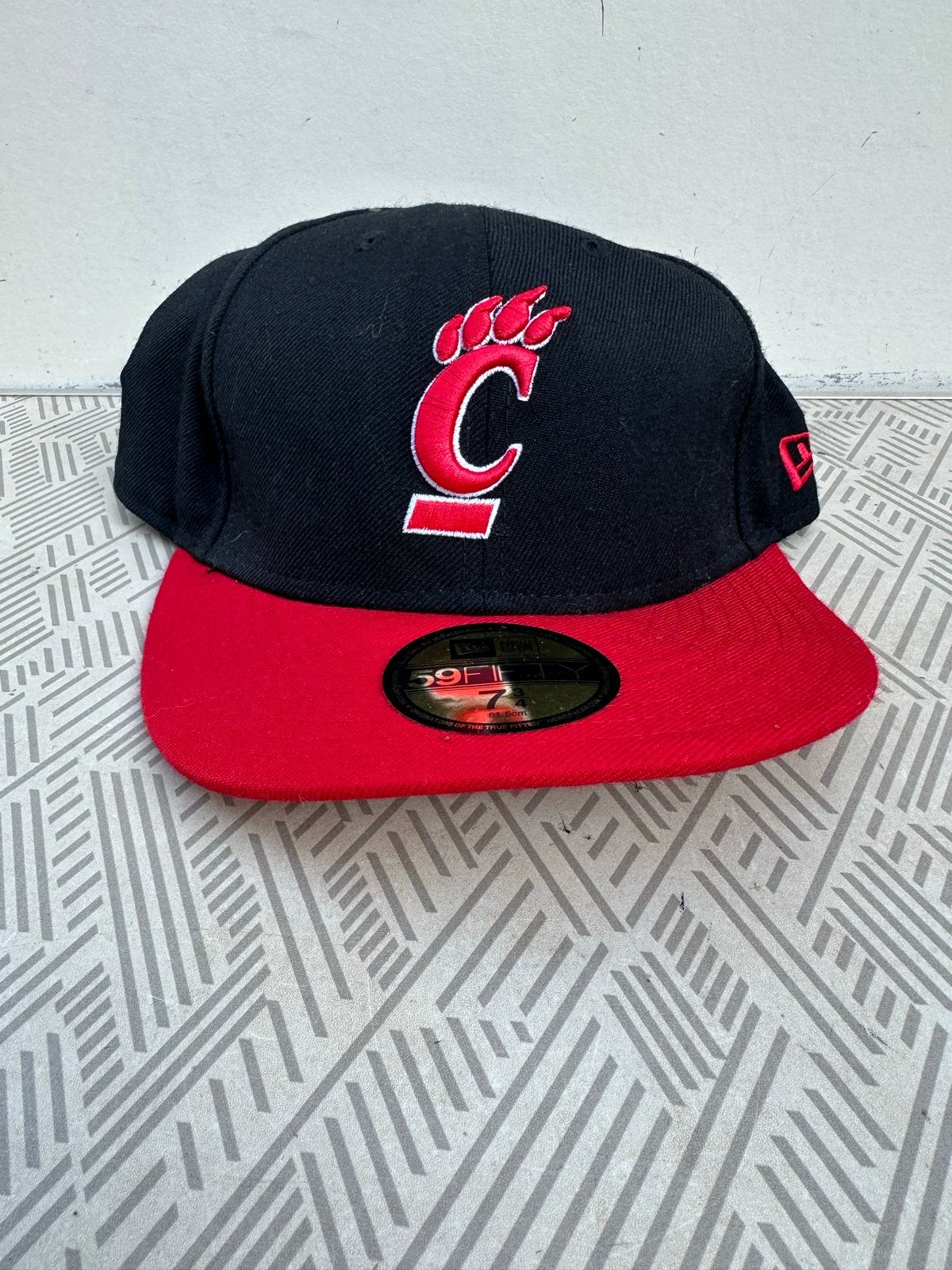 New Era 59Fifty Cincinnati Bearcats Cap Zwart Rood, Ophalen of Verzenden, Zo goed als nieuw, 60 cm (XL, 7½ inch) of meer, Pet