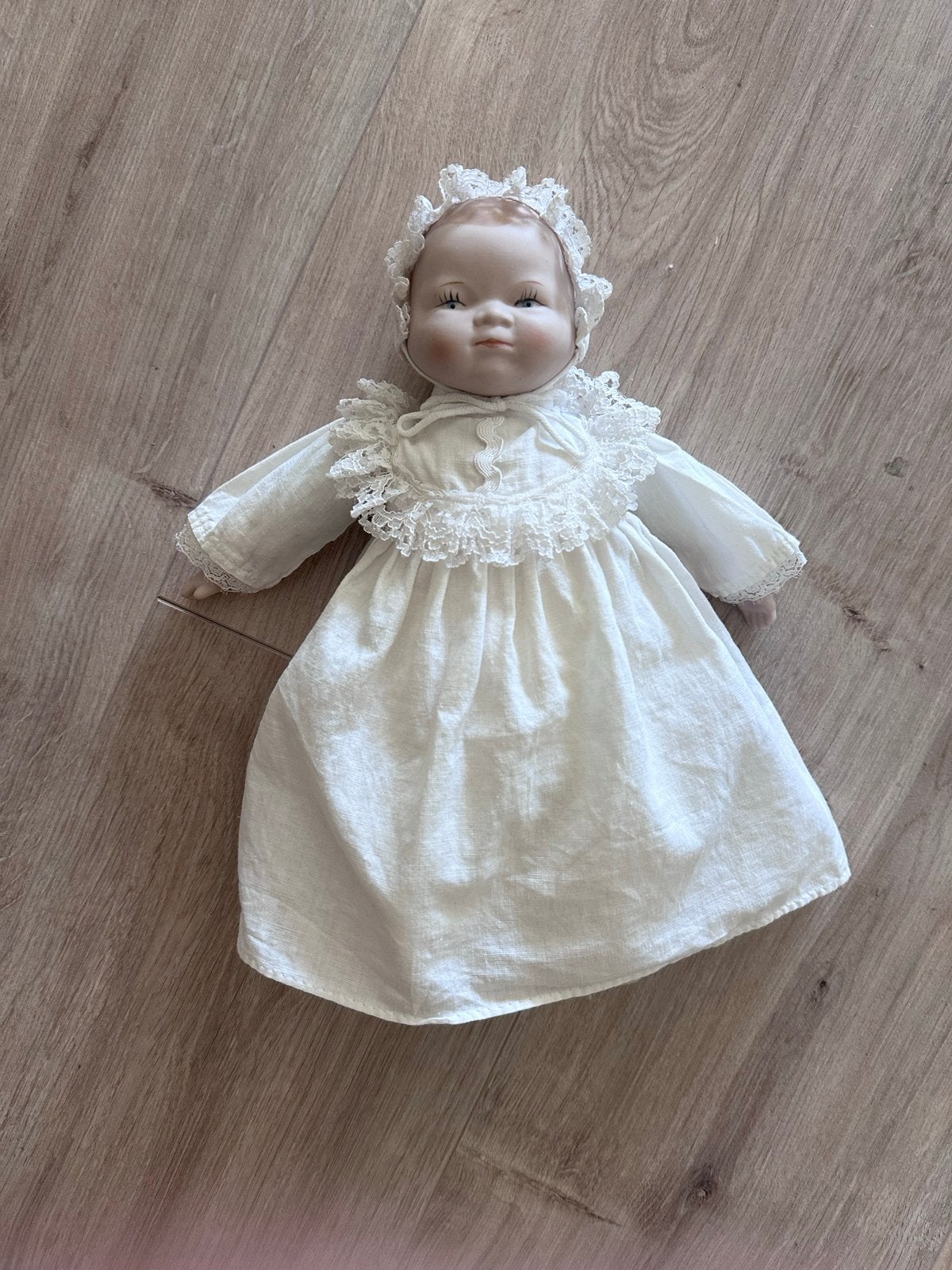 TE KOOP: Vintage Babypop met Kanten Jurk en Mutsje, Ophalen of Verzenden, Gebruikt, Babypop