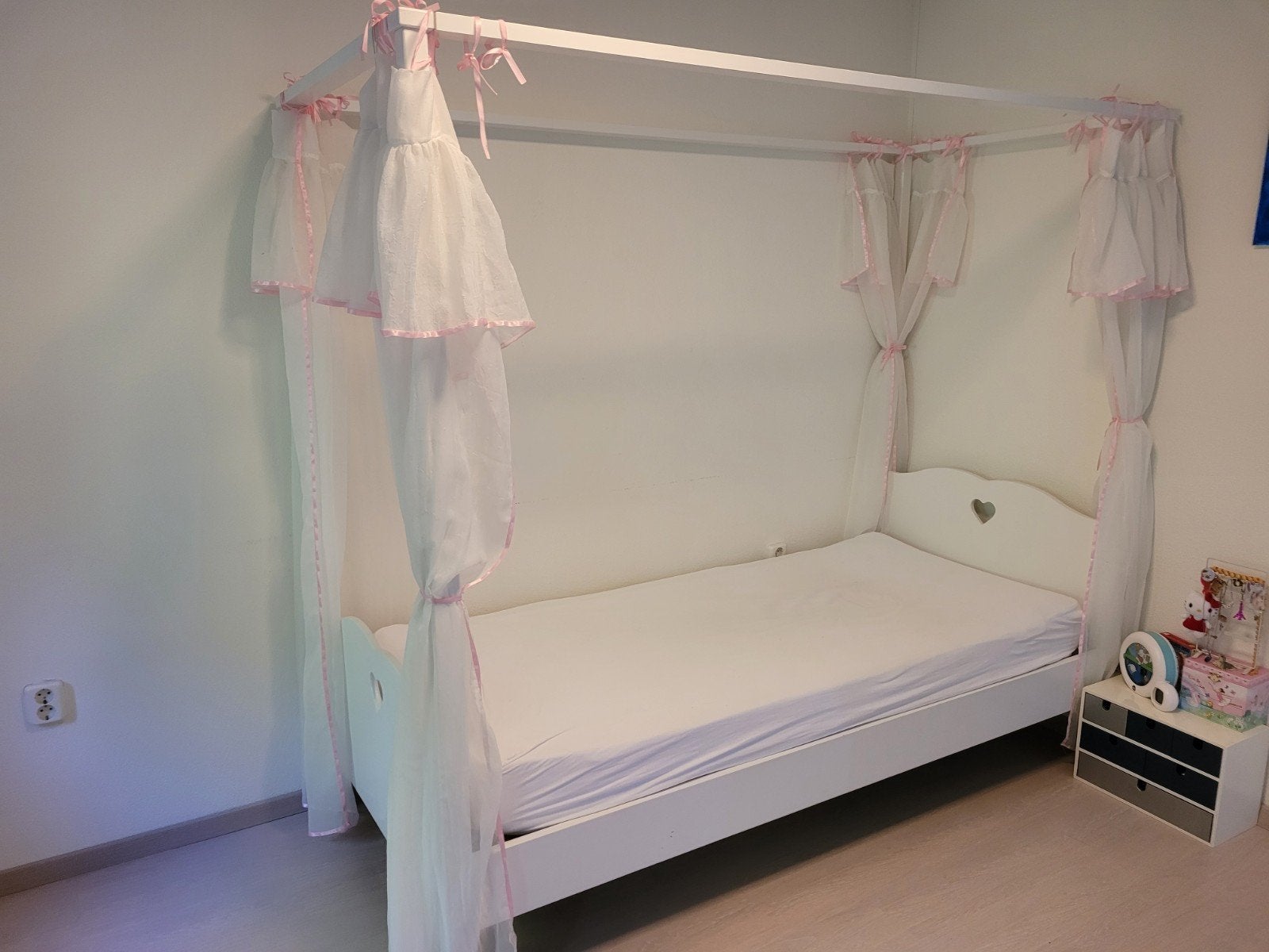 Wit hemelbed met hartjes - kinderkamer, 85 tot 100 cm, Zo goed als nieuw, 180 cm of meer, Ophalen