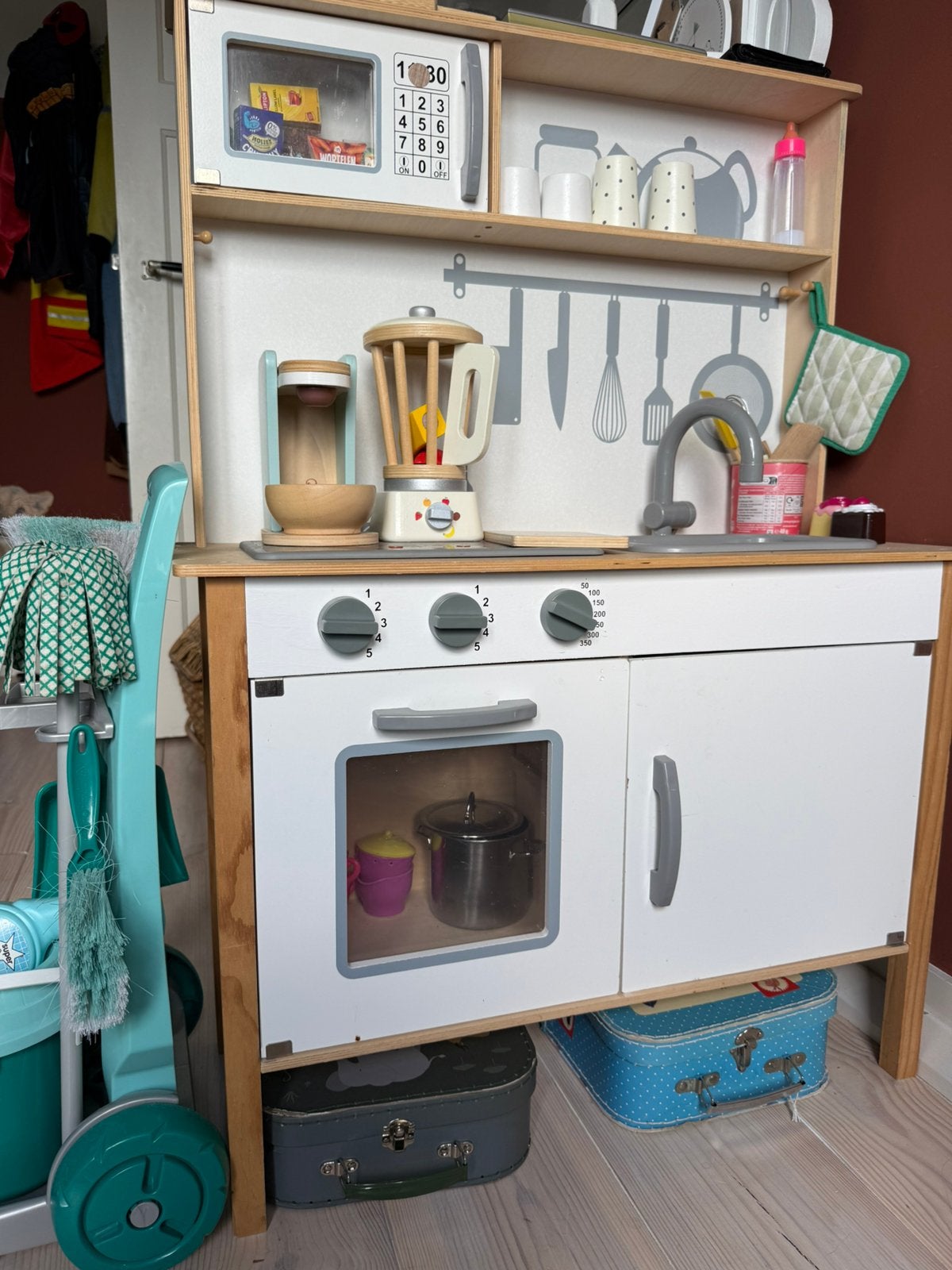 Keukentje met keukengerei en schoonmaakkarretje, Kinderen en Baby's, Speelgoed | Speelkeukens, Ophalen, Gebruikt, Hout, Speelkeuken