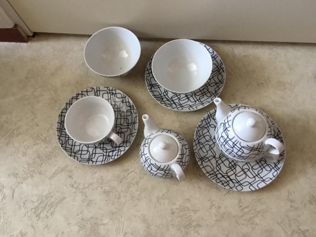 2 eenkops theepotjes met schotel. Tea for one., Ophalen of Verzenden, Porselein, Overige stijlen, Kop(pen) en/of Schotel(s)
