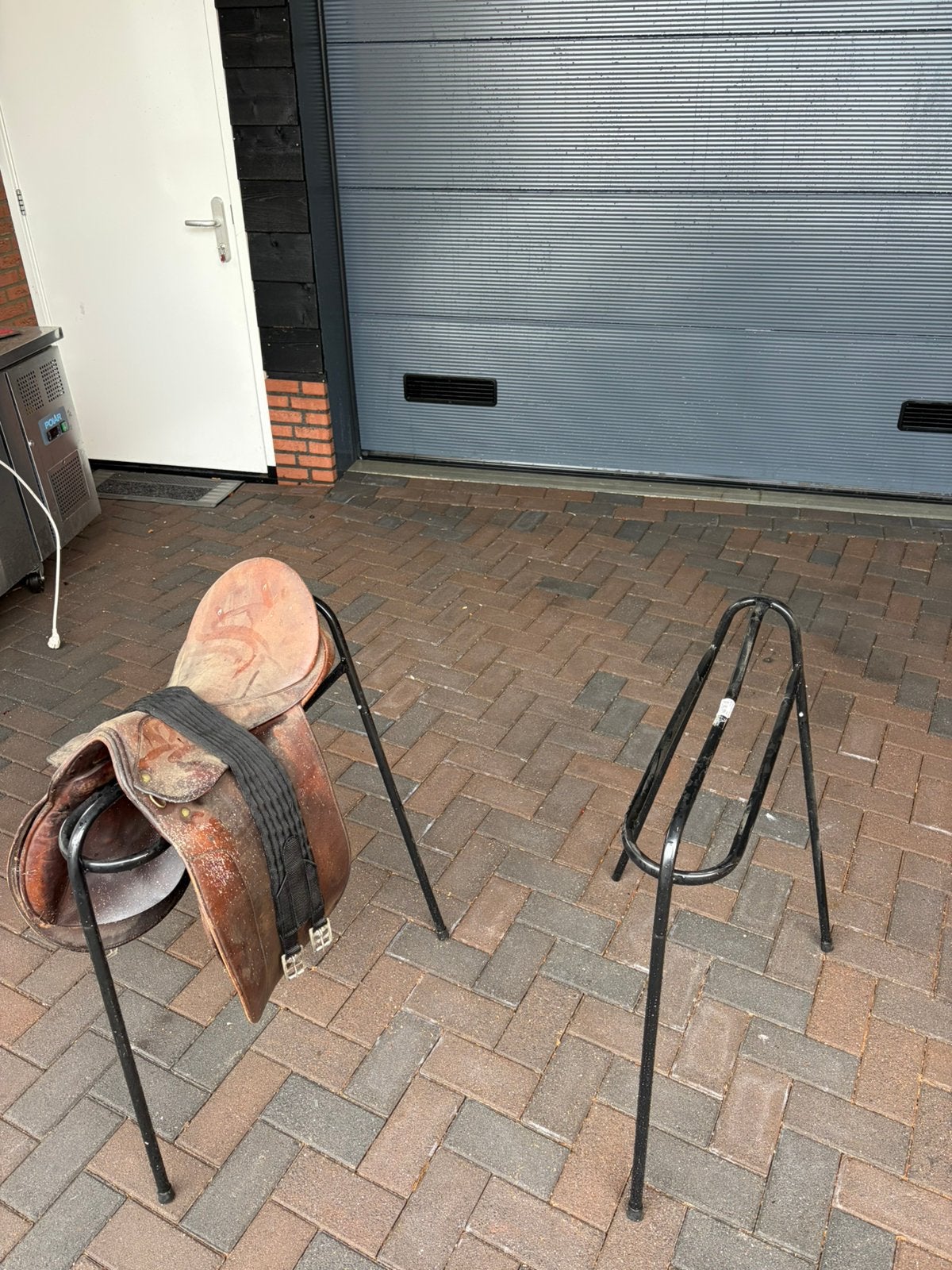 Twee zadelbokjes met zadel, Ophalen of Verzenden, Zo goed als nieuw