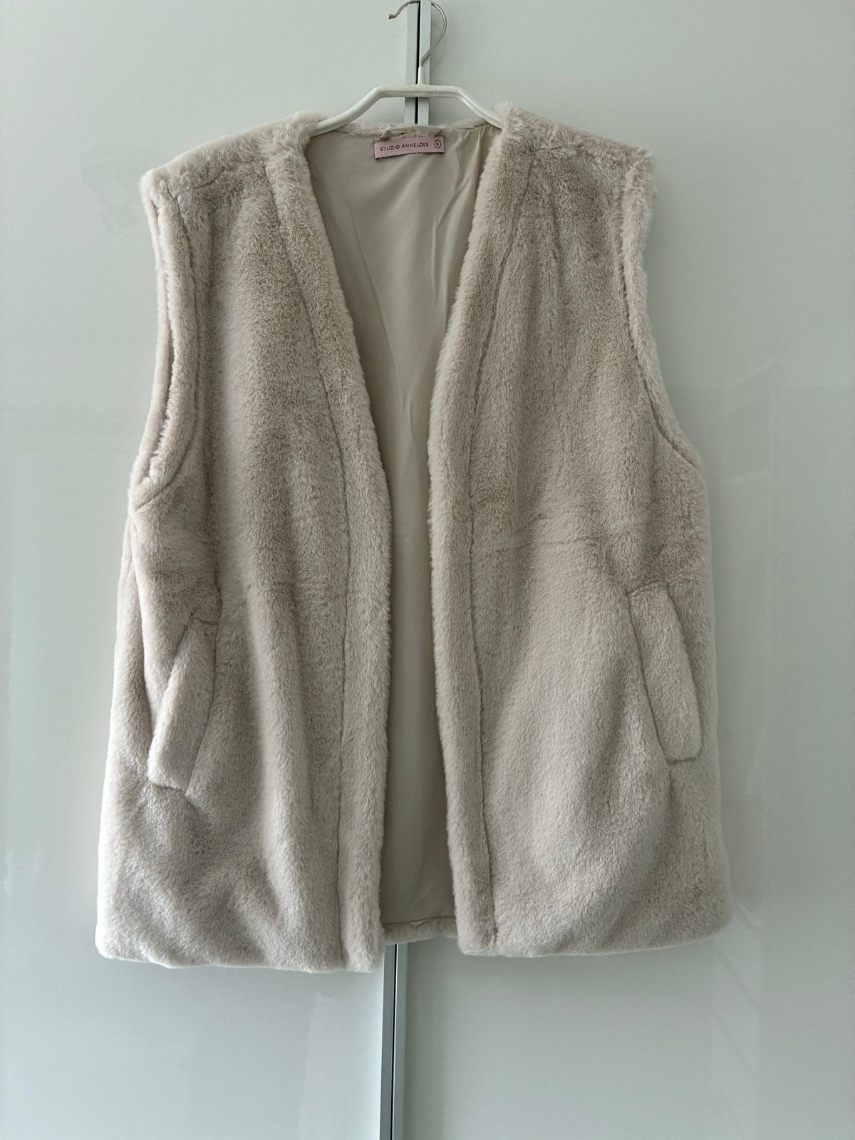 Studio Anneloes Faux Fur Gilet , beige- Maat M, nieuw, Ophalen of Verzenden, Zo goed als nieuw, Maat 38/40 (M), Beige