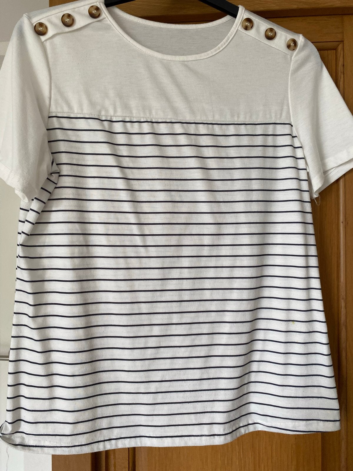 Gestreept T-shirt met korte mouwen en knoopdetails, Kleding | Dames, T-shirts, Maat 38/40 (M), Wit, Ophalen of Verzenden, Zo goed als nieuw