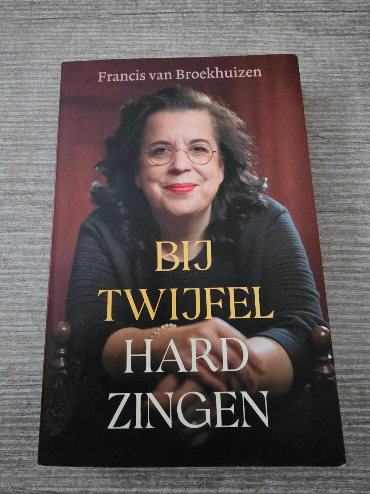 Bij Twijfel Hard Zingen - Francis van Broekhuizen, Ophalen of Verzenden, Gelezen, Francis van Broekhuizen, Kunst en Cultuur