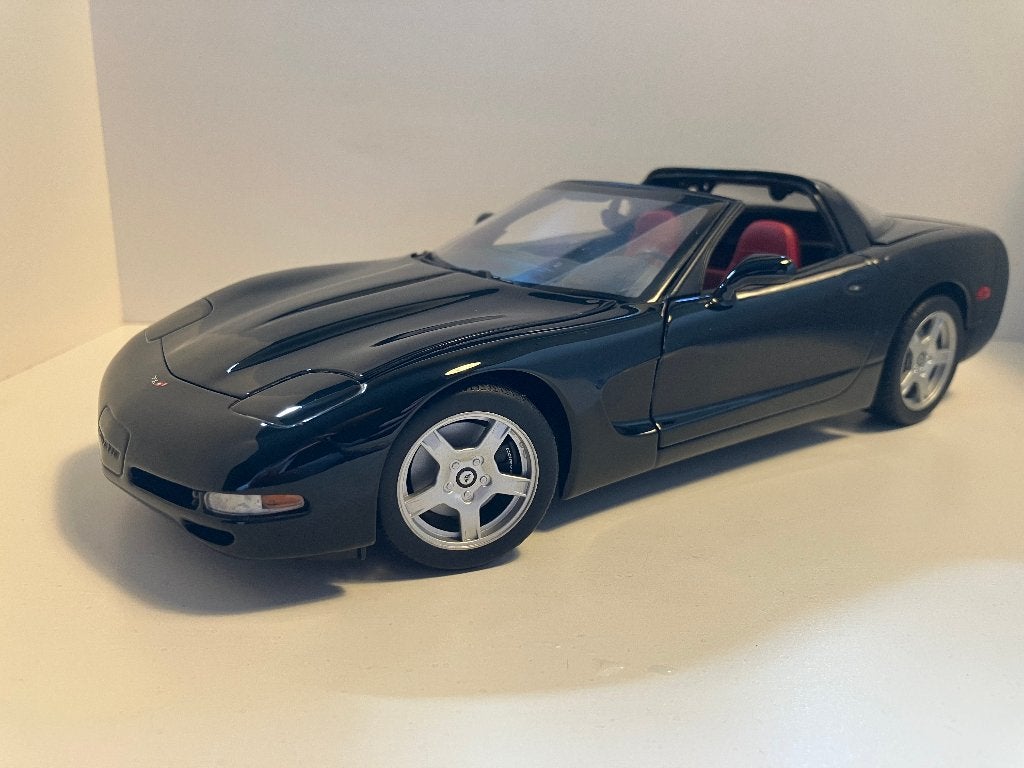 Chevrolet Corvette Coupe van 1998 zwart  1/18 UT, Hobby en Vrije tijd, Modelauto's | 1:18, Ophalen of Verzenden, Nieuw, Auto, UT Models