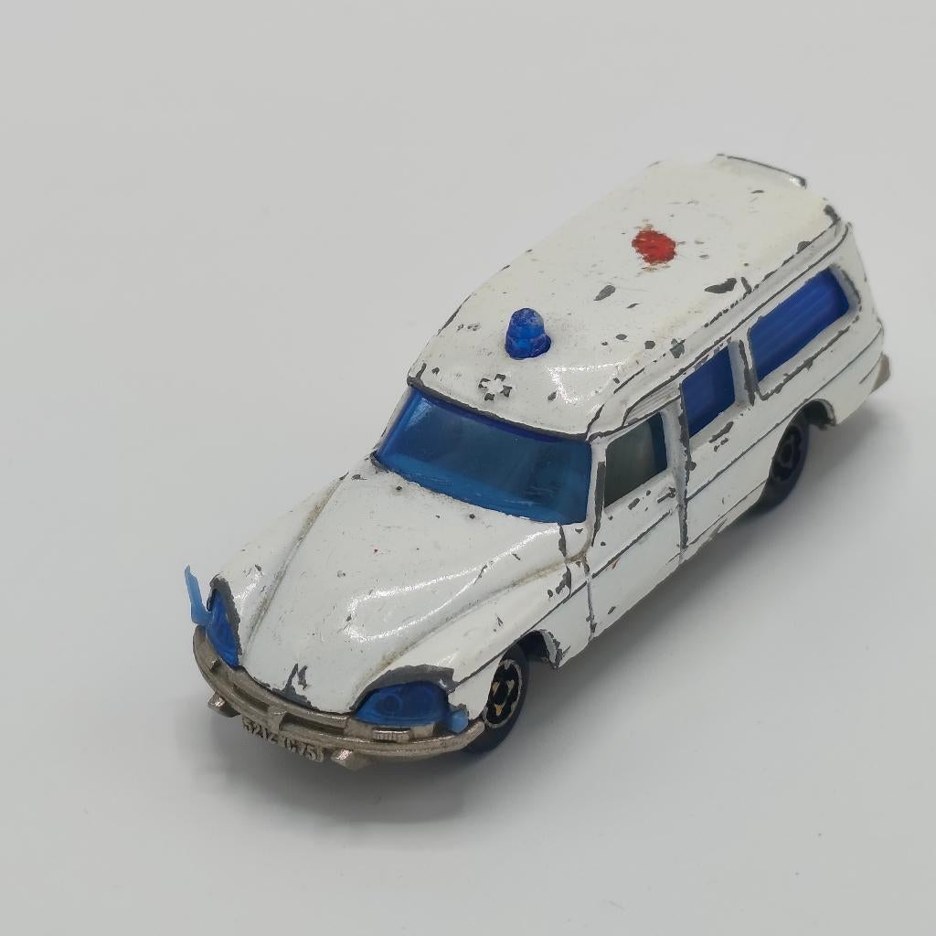 DS 21 Ambulance schaal 1/65 No206 Majorette blauwe details, Ophalen of Verzenden, Gebruikt, Auto, Majorette