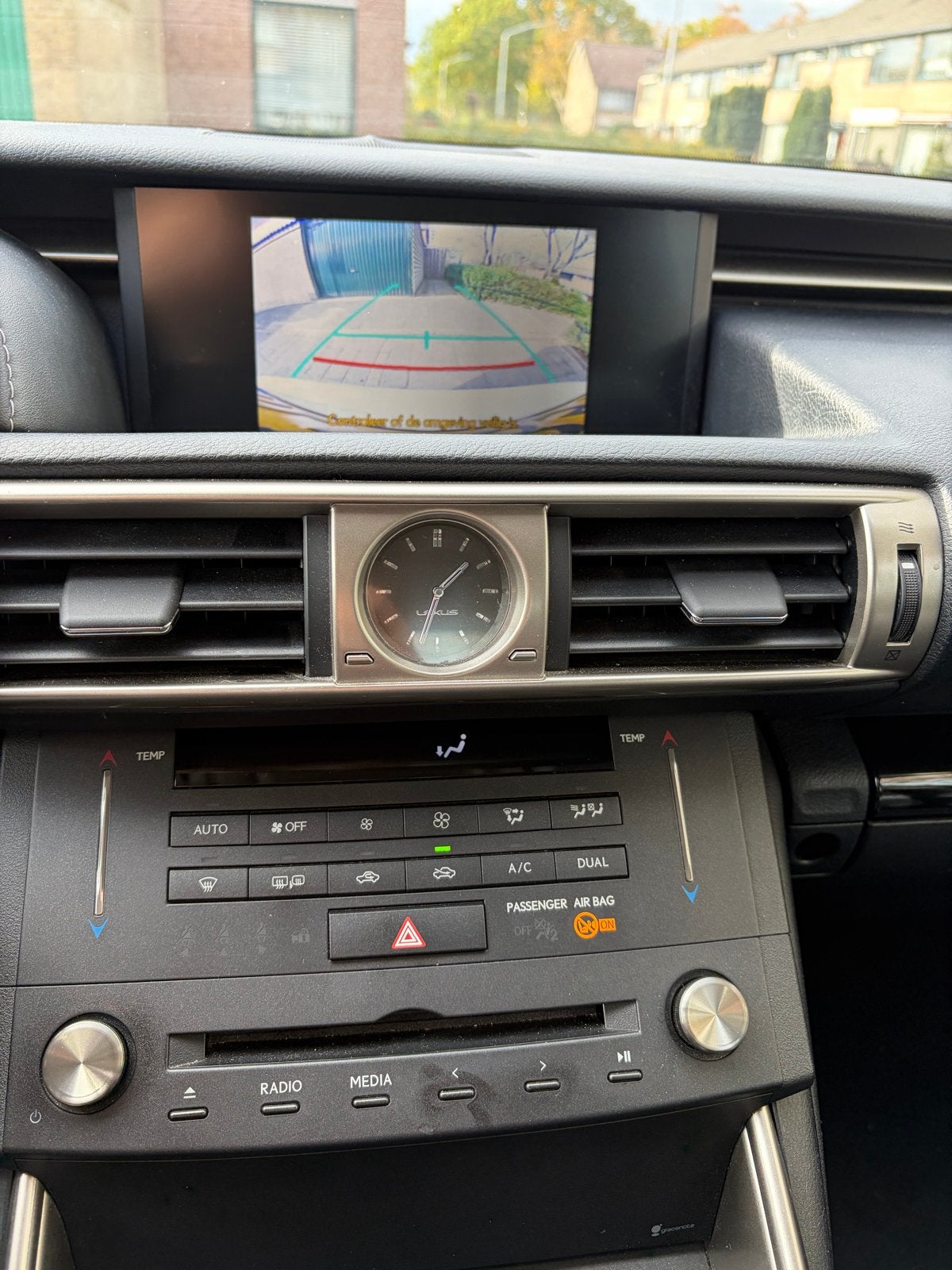 Lexus IS 300H 2.5 Hybrid CVT 2015 Wit, Auto's, Automaat, Achterwielaandrijving, 750 kg, 181 pk