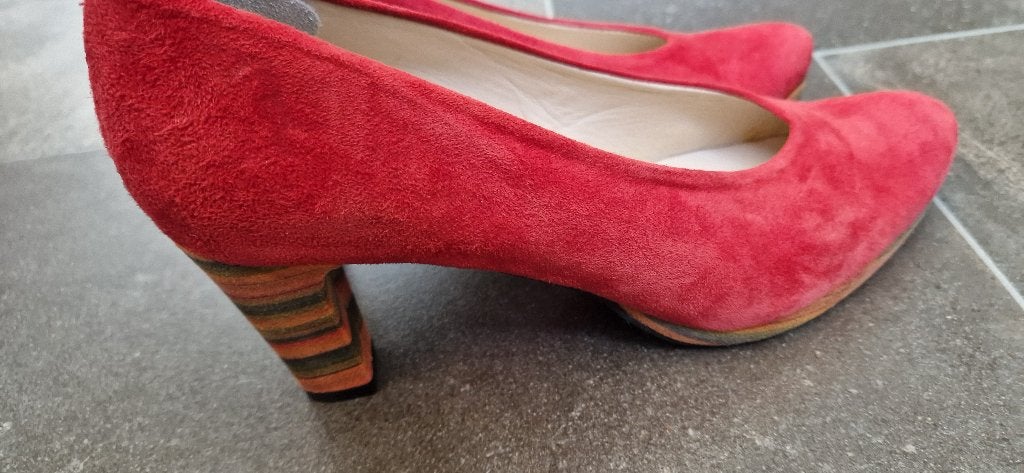 Bladelli nieuwe suède rode pump 38,5, Kleding | Dames, Bladelli, Pumps, Nieuw, Ophalen of Verzenden