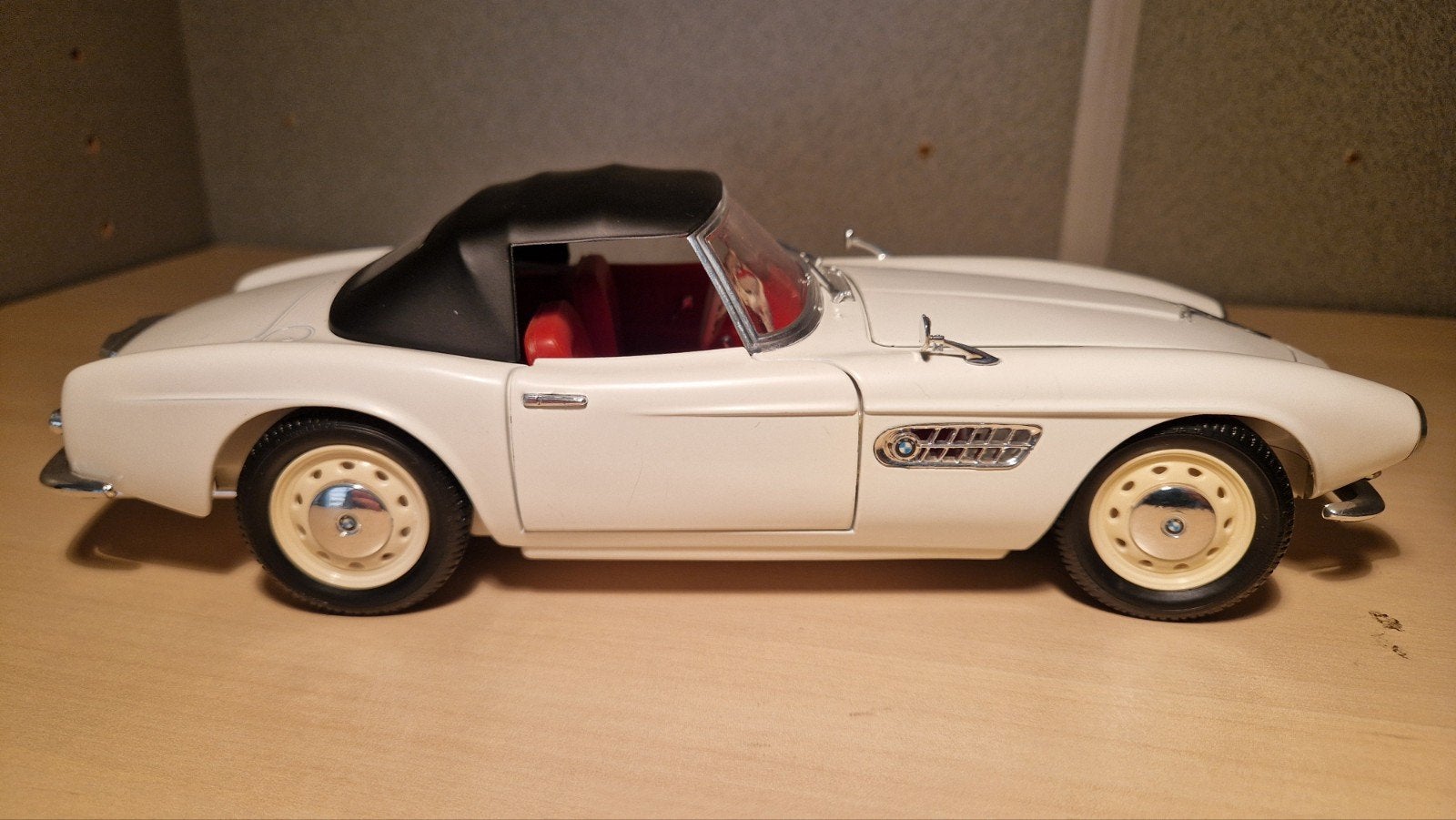 BMW 507 schaalmodel - Wit met rood interieur, Ophalen of Verzenden
