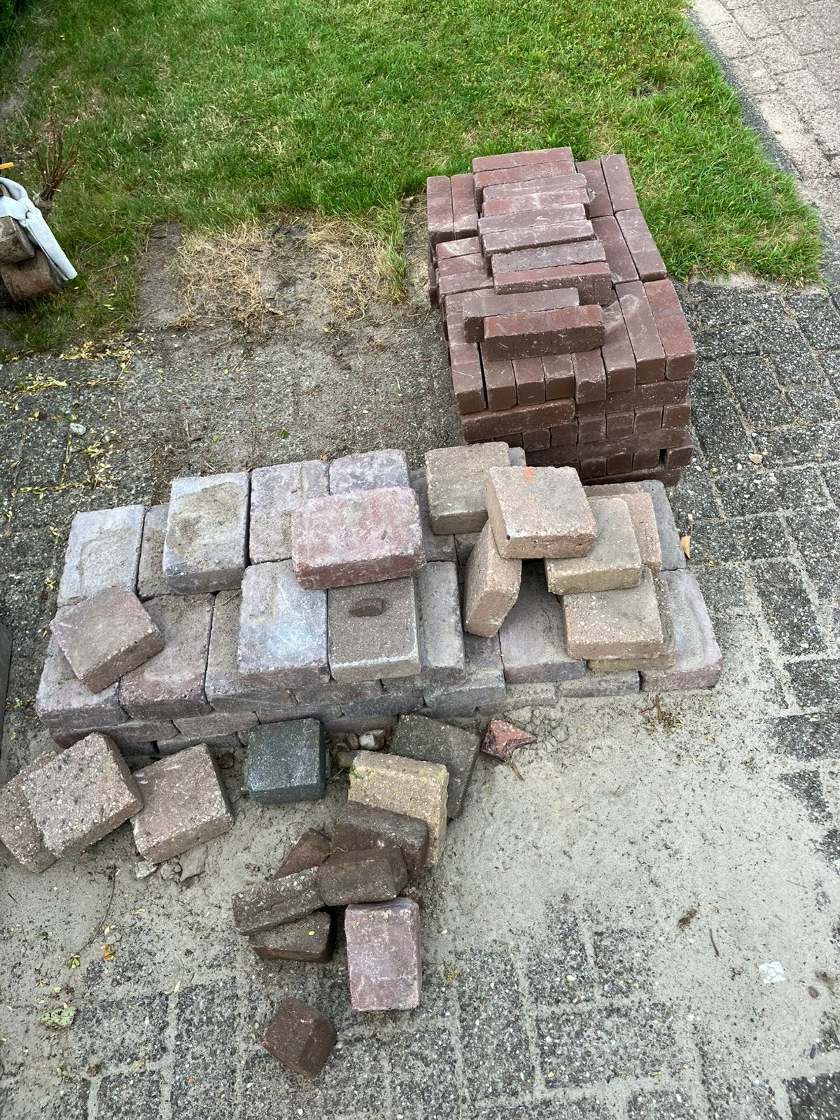 Overgebleven stenen en gebakken klinkers, Ophalen, Zo goed als nieuw, Beton, Klinkers