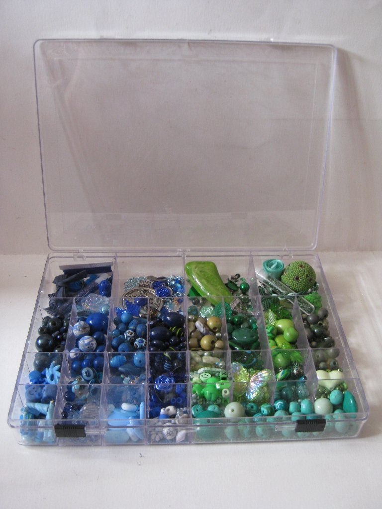 Doos kralen + onderdelen sieraden maken / blauw groen, Ophalen, Zo goed als nieuw, Kraal