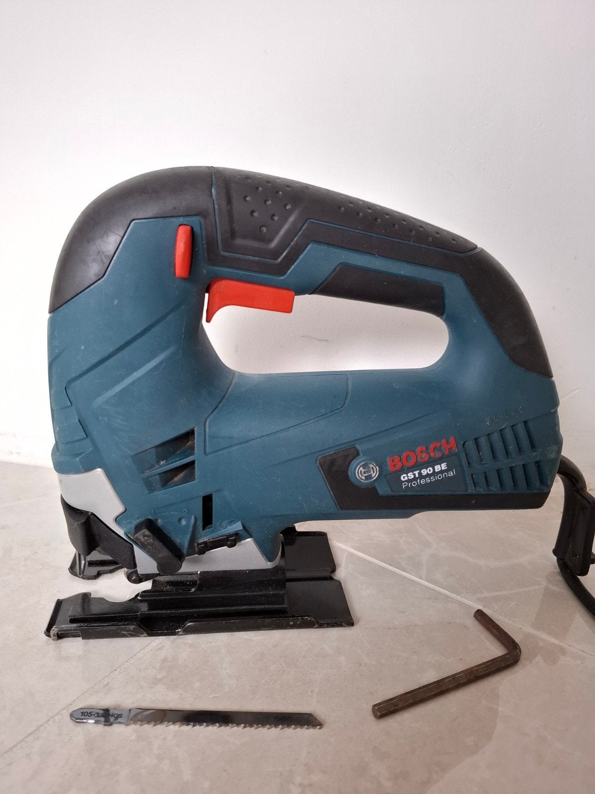 Professionele Bosch GST 90 BE pendeldecoupeerzaag 650W, 90mm, Ophalen, 600 tot 1200 watt, Zo goed als nieuw, Bosch Professional (Blauw)