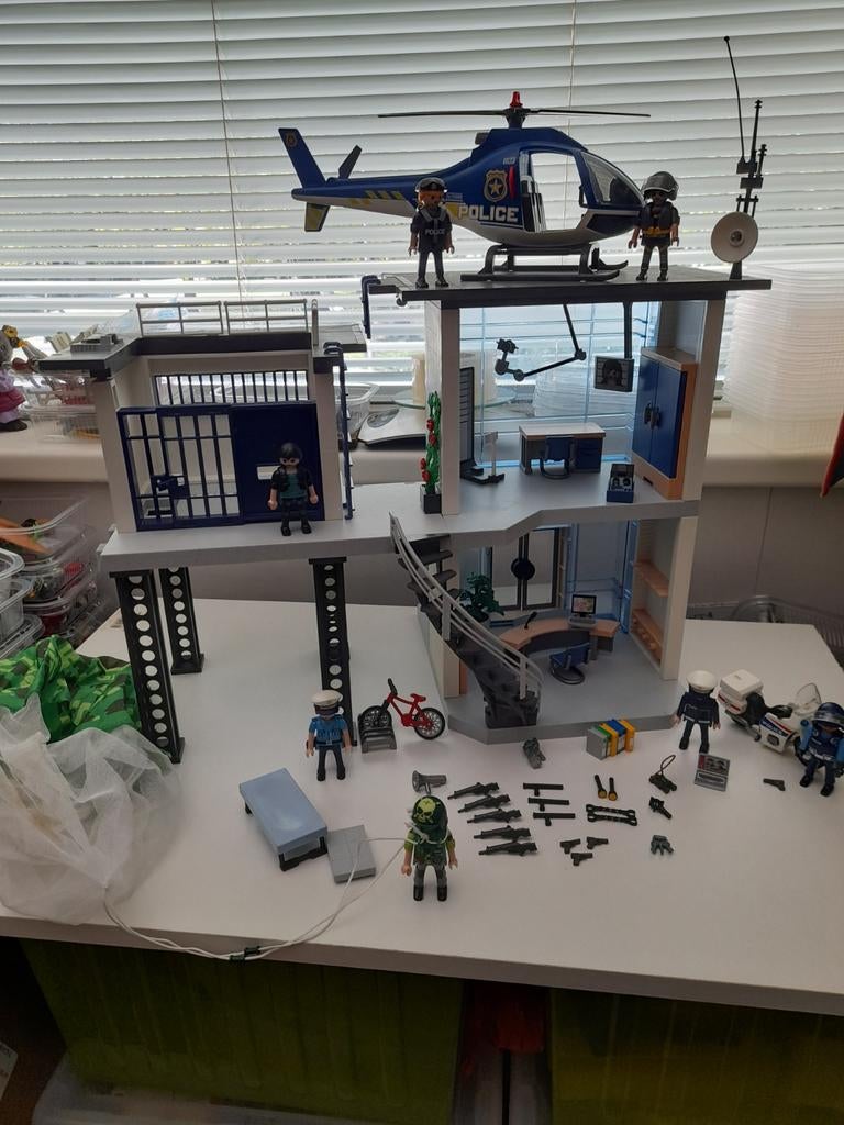 Playmobil politiebureau met helikopter en parachute, Ophalen of Verzenden, Zo goed als nieuw, Complete set