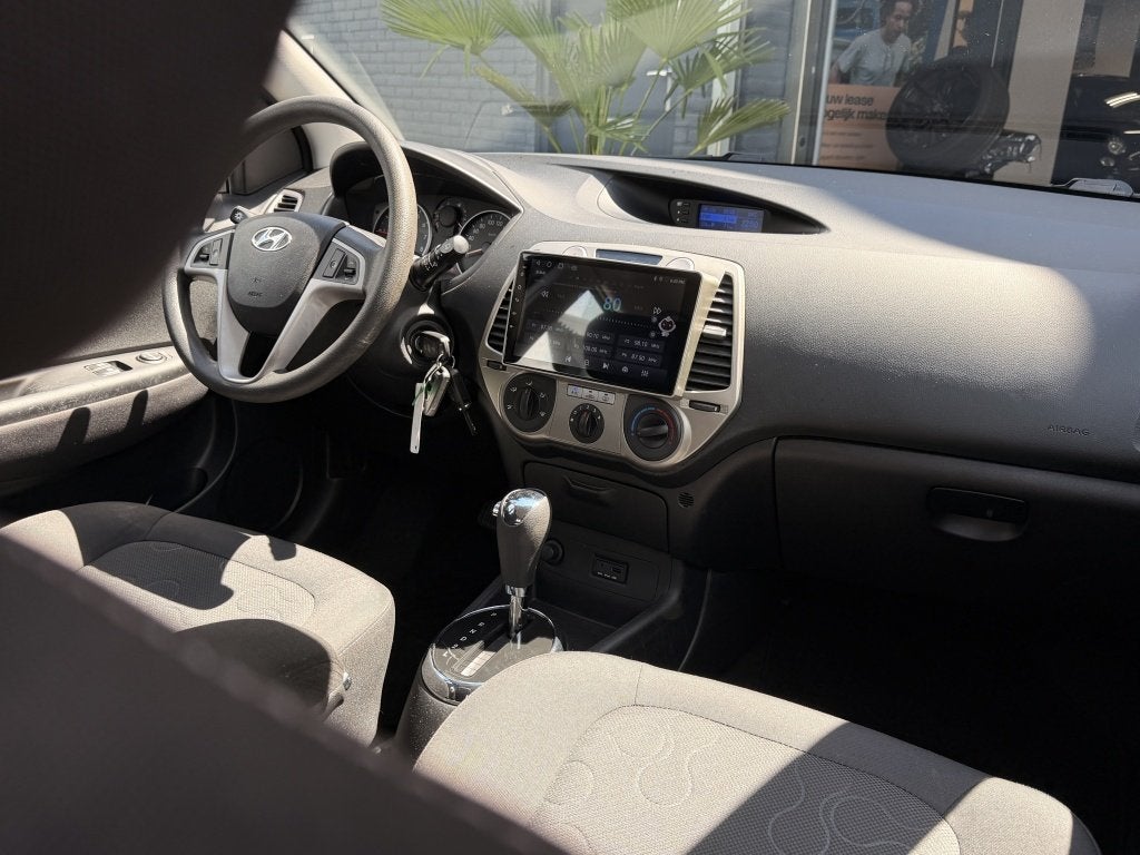 Hyundai i20 1.4i i-Motion Automaat Carplay Camera NAP! Inrui, Auto's, Hyundai, Automaat, Euro 5, Zwart, 4 cilinders