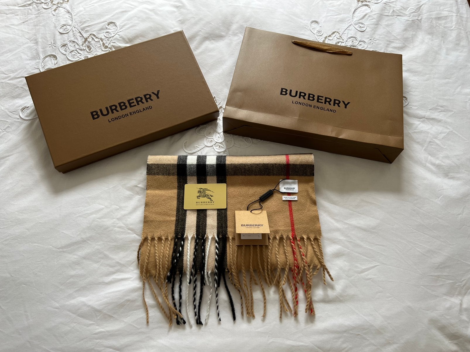 Nieuwe originele Burberry sjaal cashmere - Compleet in doos, Kleding | Dames, Mutsen, Sjaals en Handschoenen, Ophalen of Verzenden