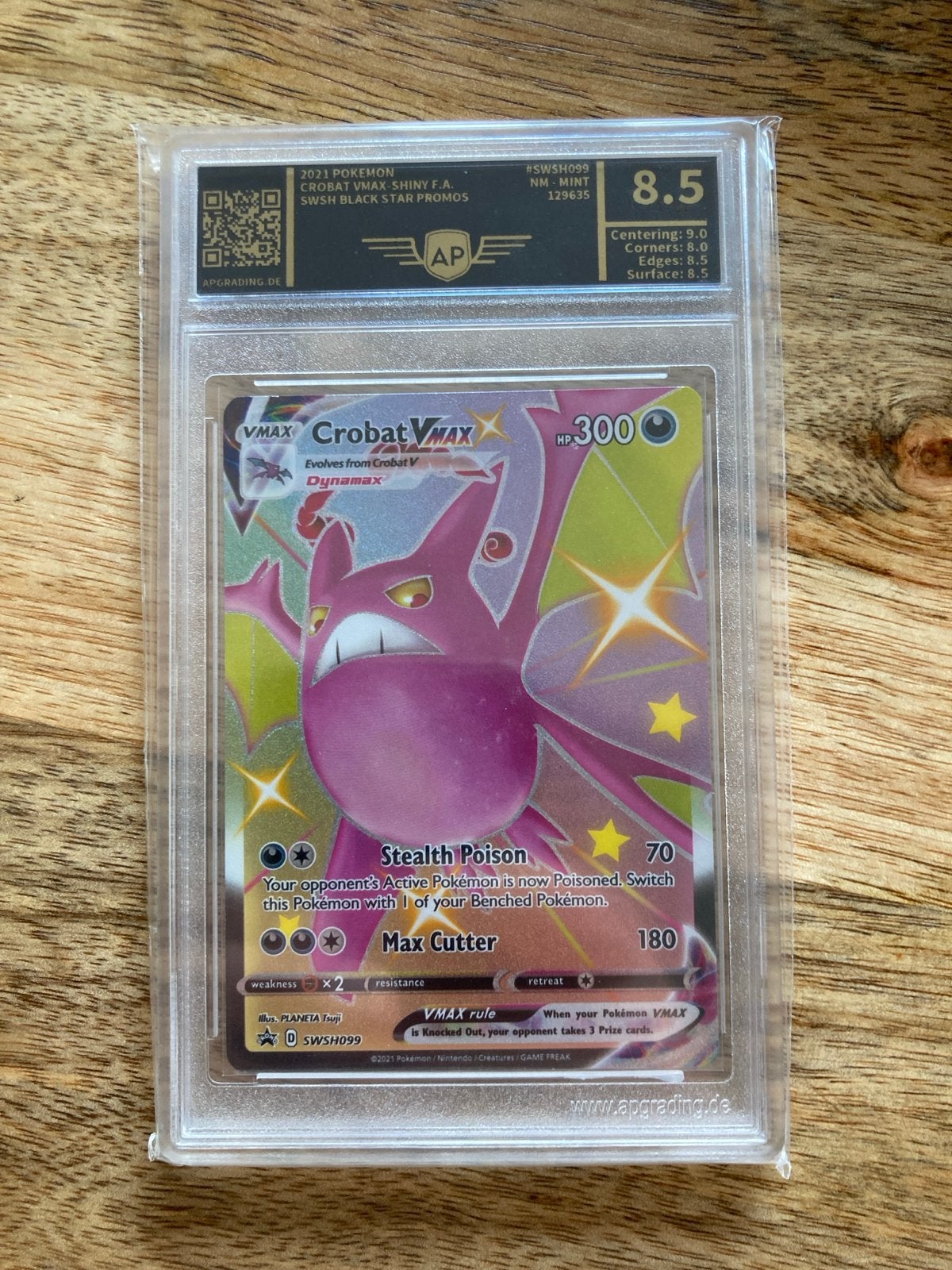 Crobat VMAX SWSH099 Shiny F.A. Black Star Promos AP Graded 8, Hobby en Vrije tijd, Verzamelkaartspellen | Pokémon, Ophalen of Verzenden
