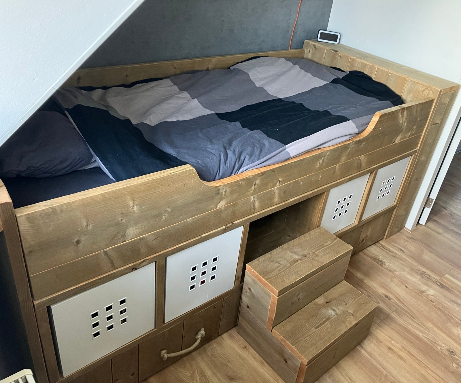 Steigerhouten bed met boekenkast, lades en trap, Ophalen, Gebruikt, 90 cm, Eenpersoons