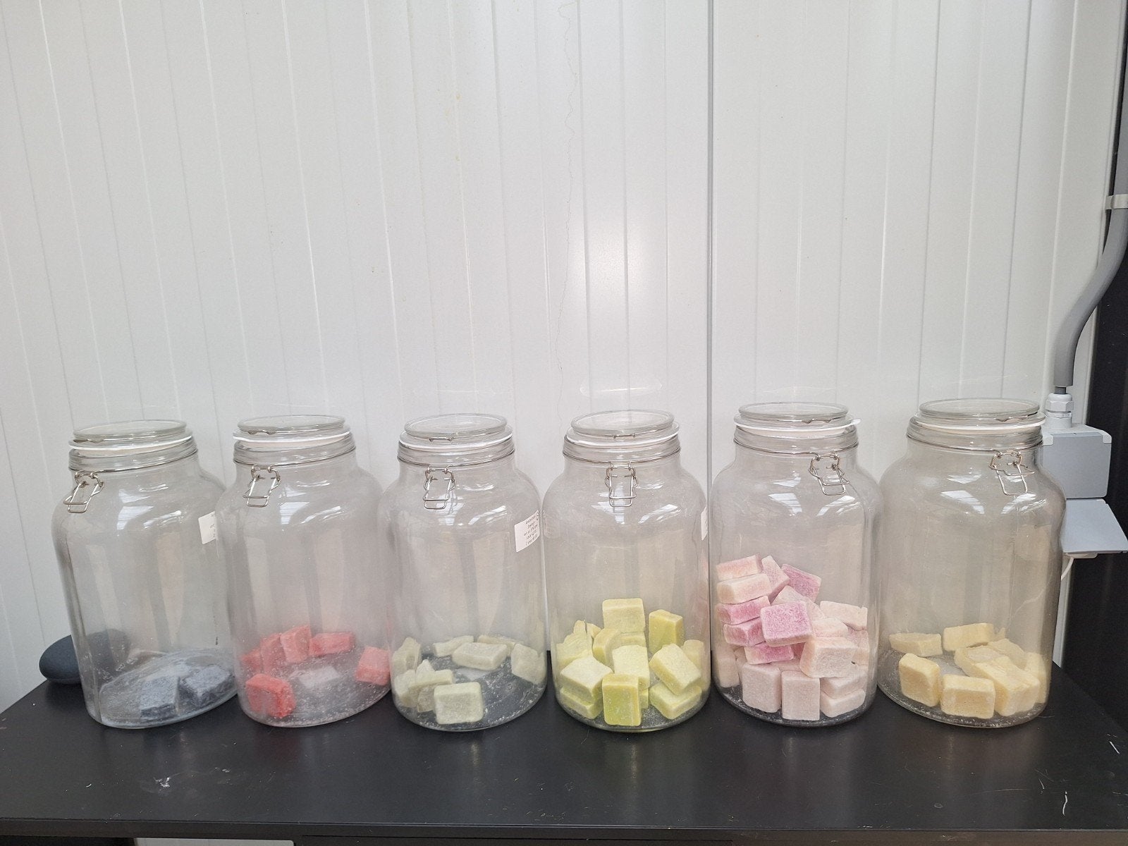 6 Grote Glazen Potten met Amberblokjes en Raspjes, Huis en Inrichting, Ophalen, Meerkleurig, Overige materialen, Overige stijlen
