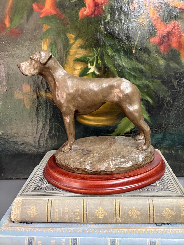 Standbeeld van een Duitse Dog Brons kunststof gesigneerd., Minder dan 20 cm, Ophalen of Verzenden, Gemerkt, Beeld