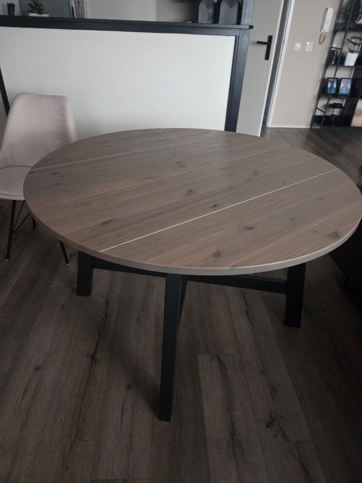 Ronde eettafel met houten blad en zwart onderstel, Huis en Inrichting, Overige houtsoorten, Gebruikt, Rond, Ophalen of Verzenden