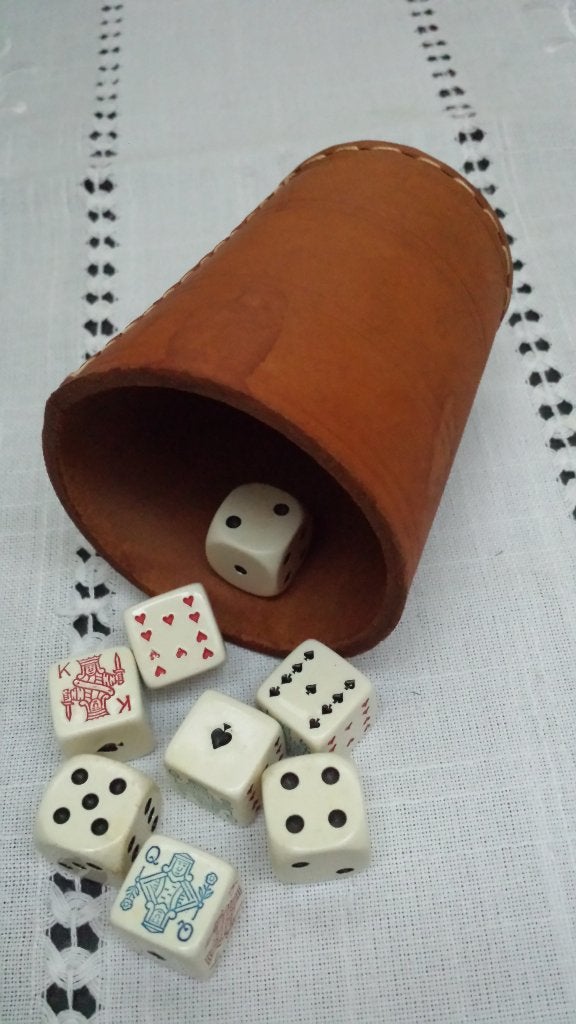 Leren BEKER met 8 DOBBELSTENEN <> Gokbeker / Pokerbeker, Ophalen of Verzenden, Gebruikt