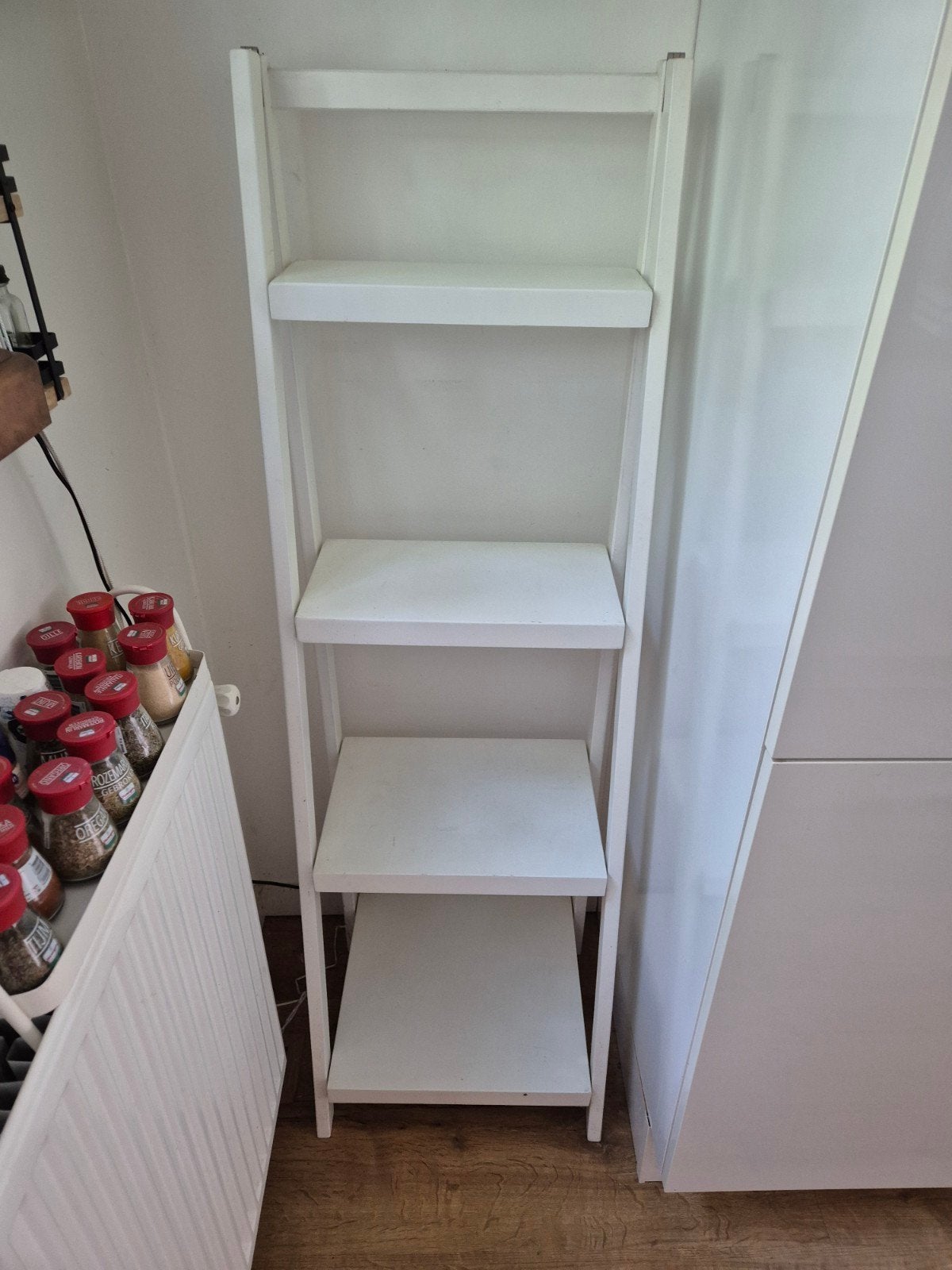 Wit kastje met dieper wordende planken 135hx39b, Ophalen, Met plank(en), Minder dan 50 cm, Gebruikt