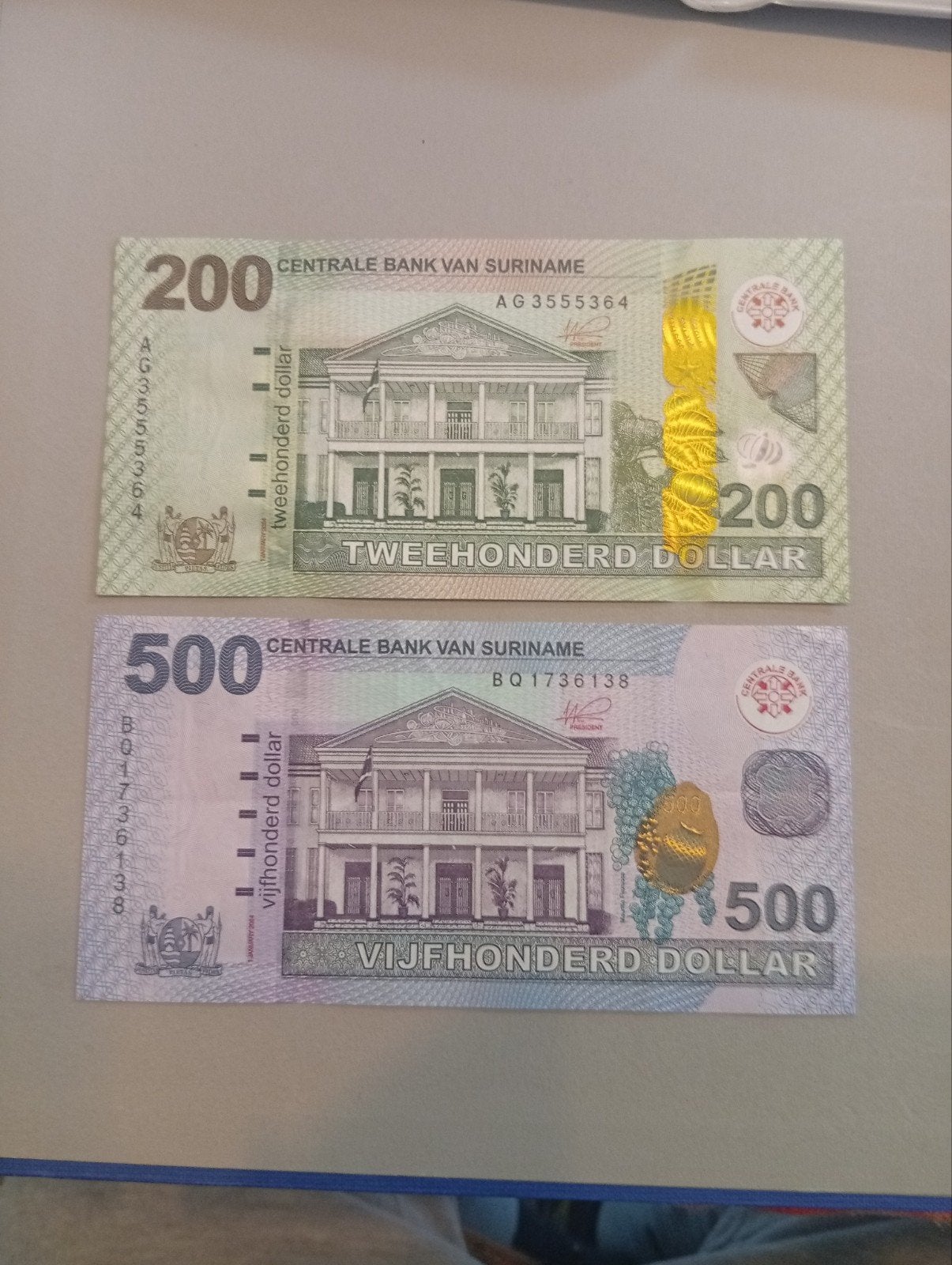 Surinaamse bankbiljetten: 200 en 500 dollar Unc, Ophalen of Verzenden, Postfris