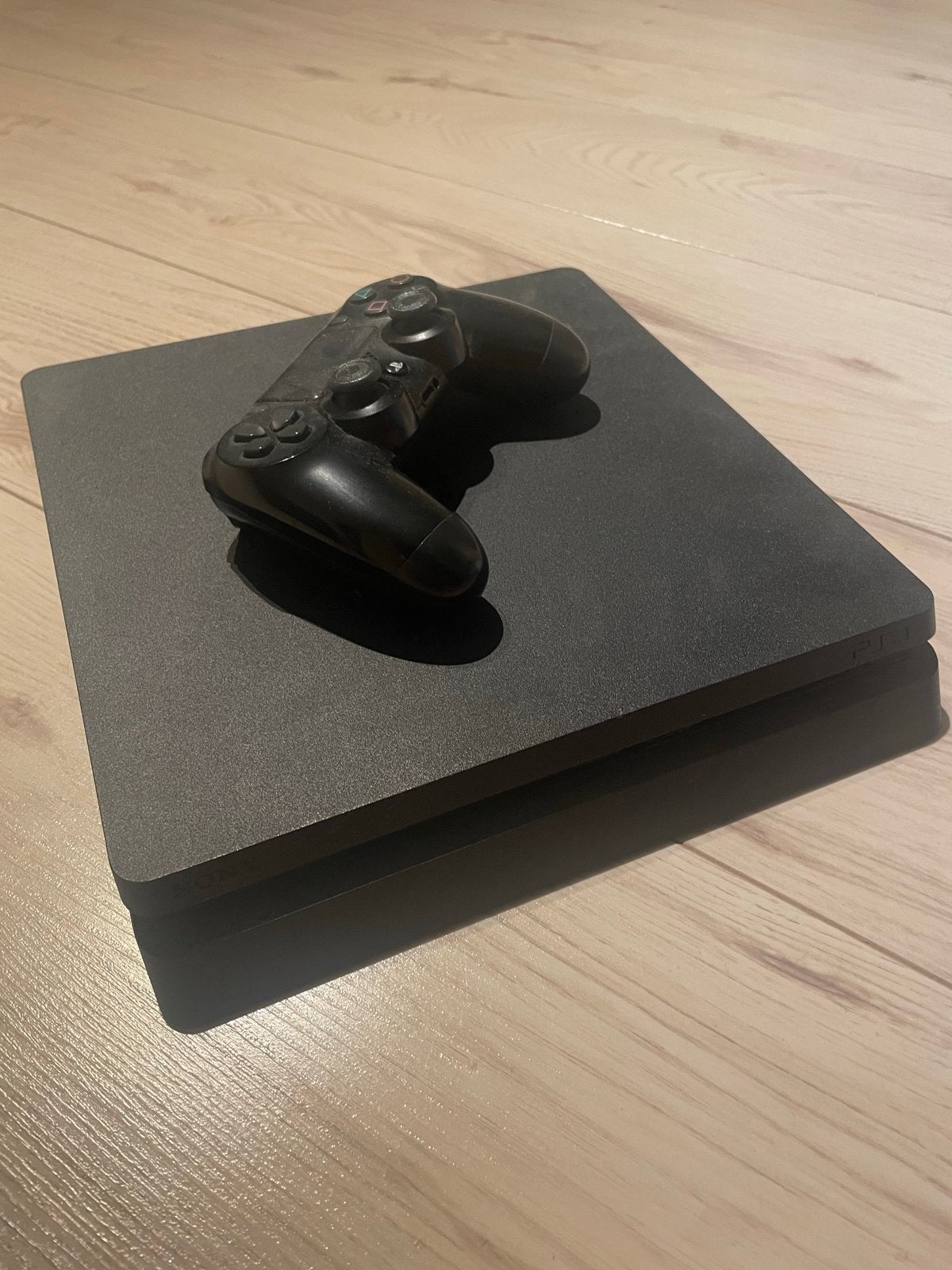 Foto 6 van Sony PlayStation 4 Slim 500GB met 1 controller