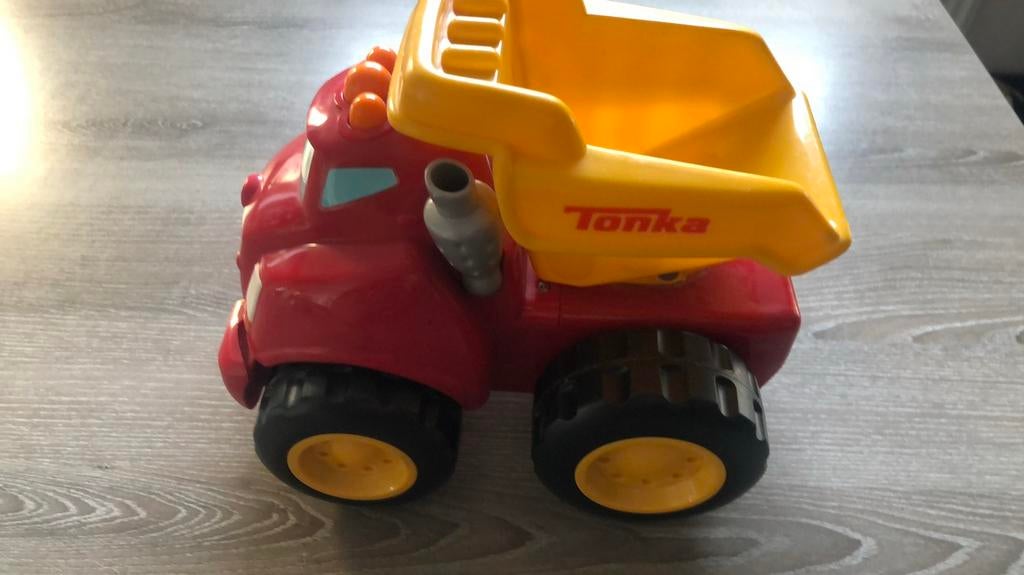 Tonka rode kiepwagen werkend op batterijen, Ophalen of Verzenden, Zo goed als nieuw