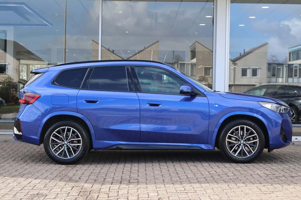 BMW X1 sDrive18i 136pk AUT High Executive M-Sport | Trekhaak, Auto's, BMW, 12 maanden, 136 pk, Gebruikt, Blauw