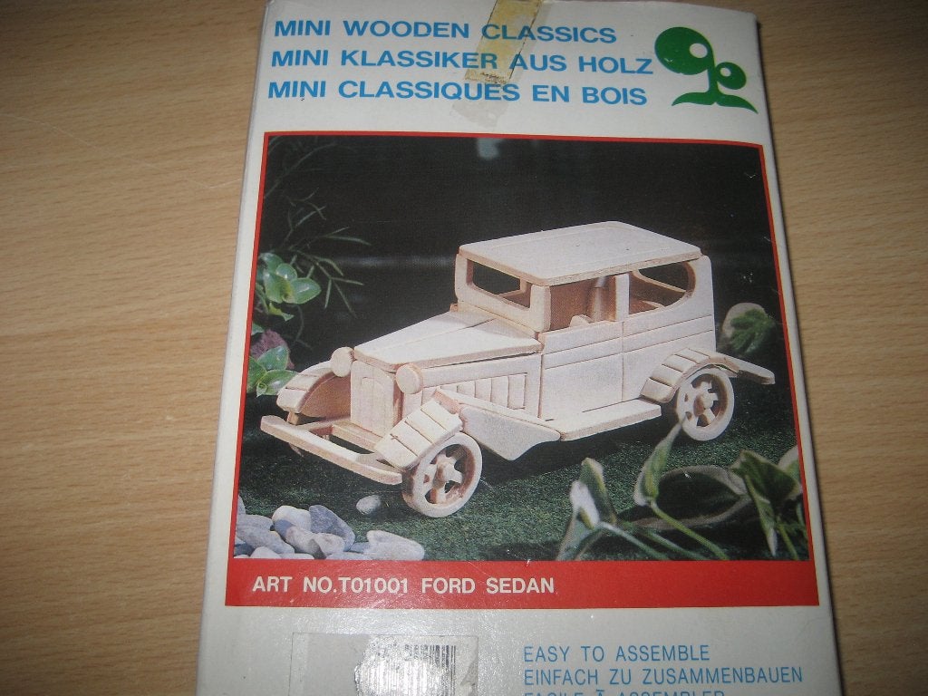Houten bouwkit van een Ford Sedan auto, Hobby en Vrije tijd, Modelbouw | Auto's en Voertuigen, Overige merken, Auto, Groter dan 1:32