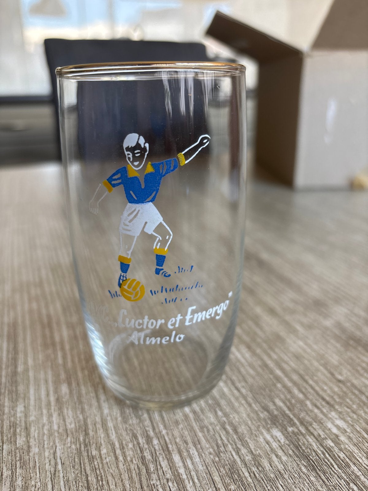 Vintage glas met voetbalspeler en 'Luctor et Emergo Almelo', Antiek en Kunst, Ophalen of Verzenden