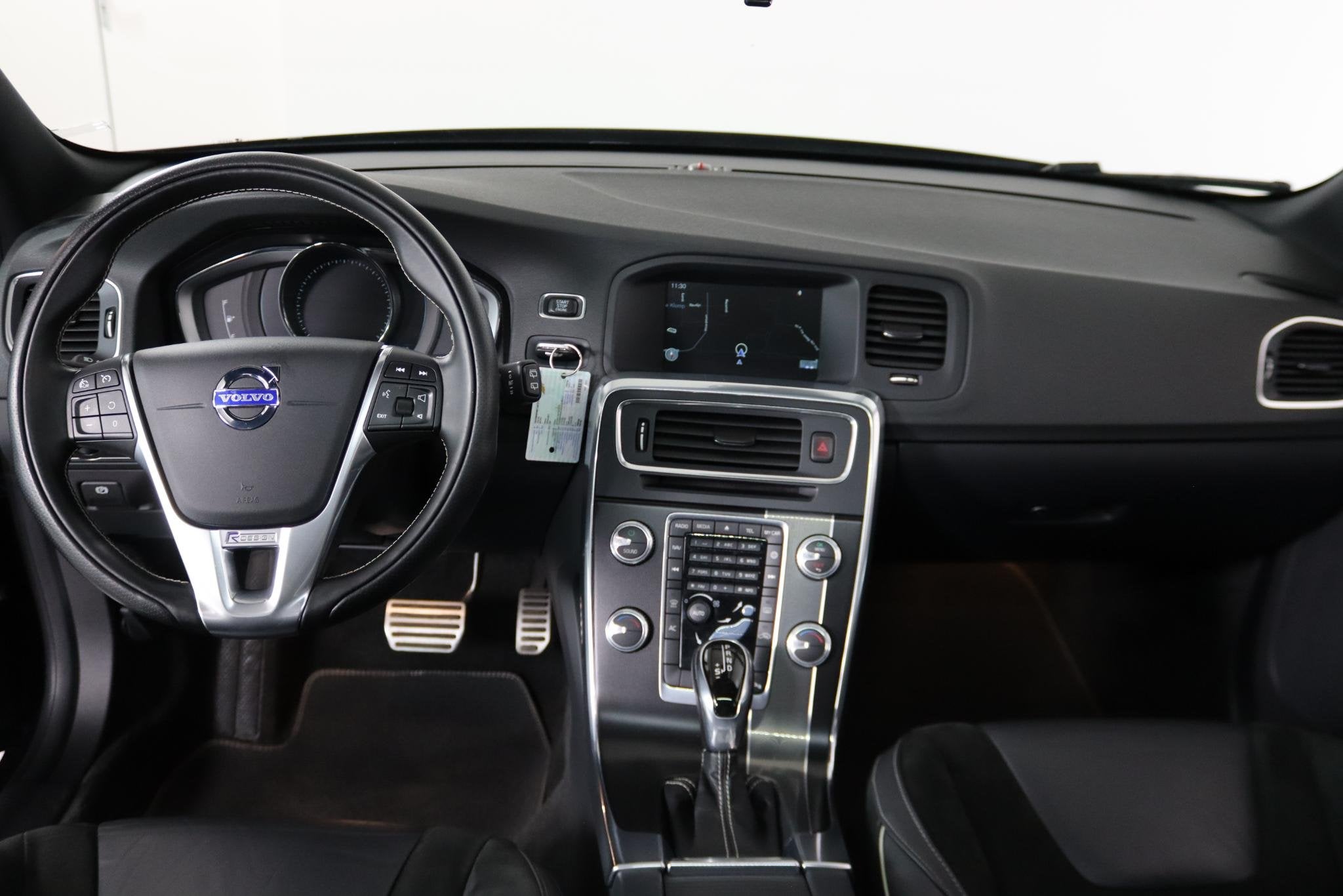 Volvo V60 1.6 T3 R-Design Trekhaak, Navigatie, PDC, Cruise C, Gebruikt, Zwart, 4 cilinders, 150 pk