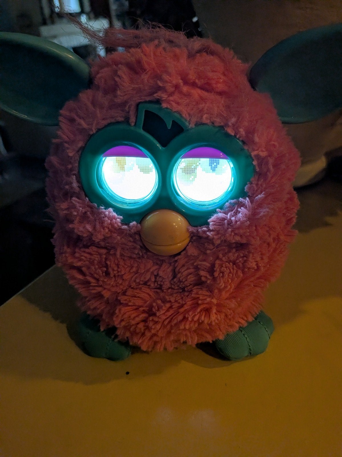 Roze Furby met Lichtgevende Ogen - Interactief Speelgoed, Overige karakters, Overige typen, Ophalen of Verzenden, Zo goed als nieuw