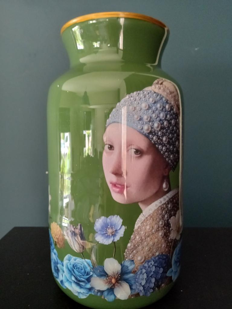 Olijfgroene glazen vaas met Meisje met de Parel decoratie, Ophalen of Verzenden, Overige kleuren, Glas, Minder dan 50 cm
