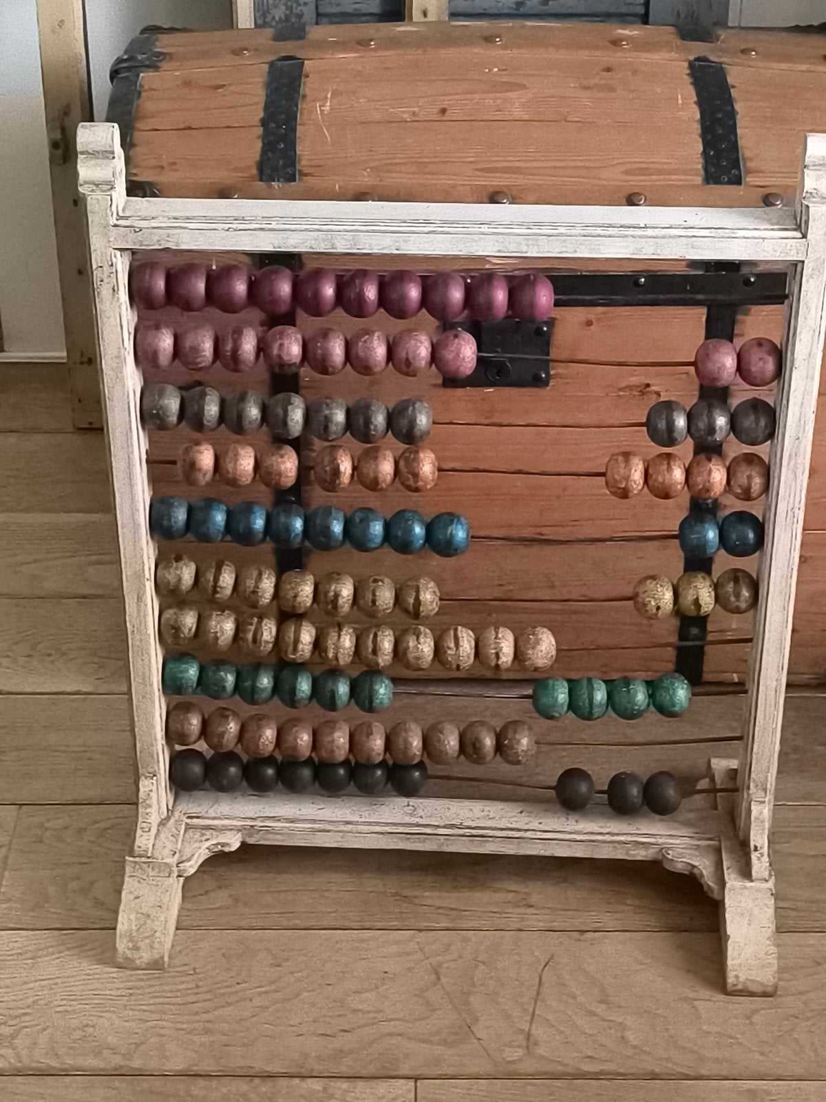 Antieke houten telraam met gekleurde kralen, Ophalen