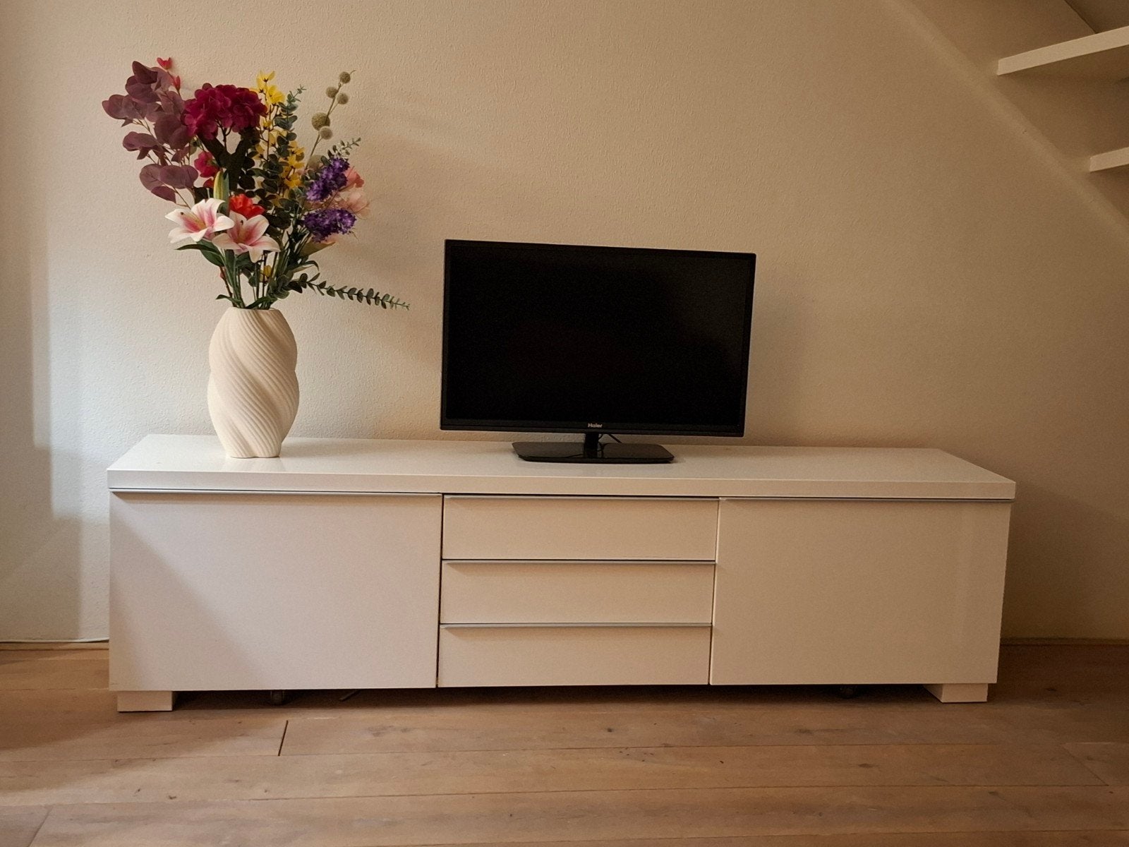 Modern wit tv-meubel met opbergruimte, Huis en Inrichting, Ophalen, Overige materialen, 150 tot 200 cm, Zo goed als nieuw