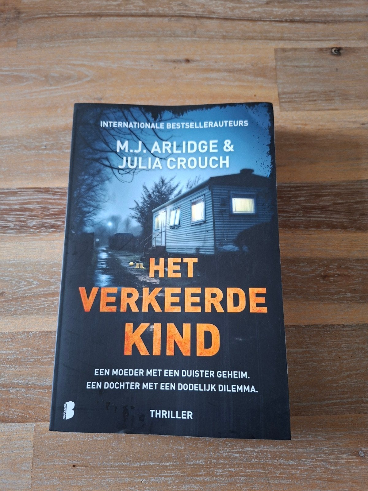 Het Verkeerde Kind - M.J. Arlidge & Julia Crouch (Thriller), Ophalen of Verzenden, Zo goed als nieuw, M.J. Arlidge & Julia Crouch