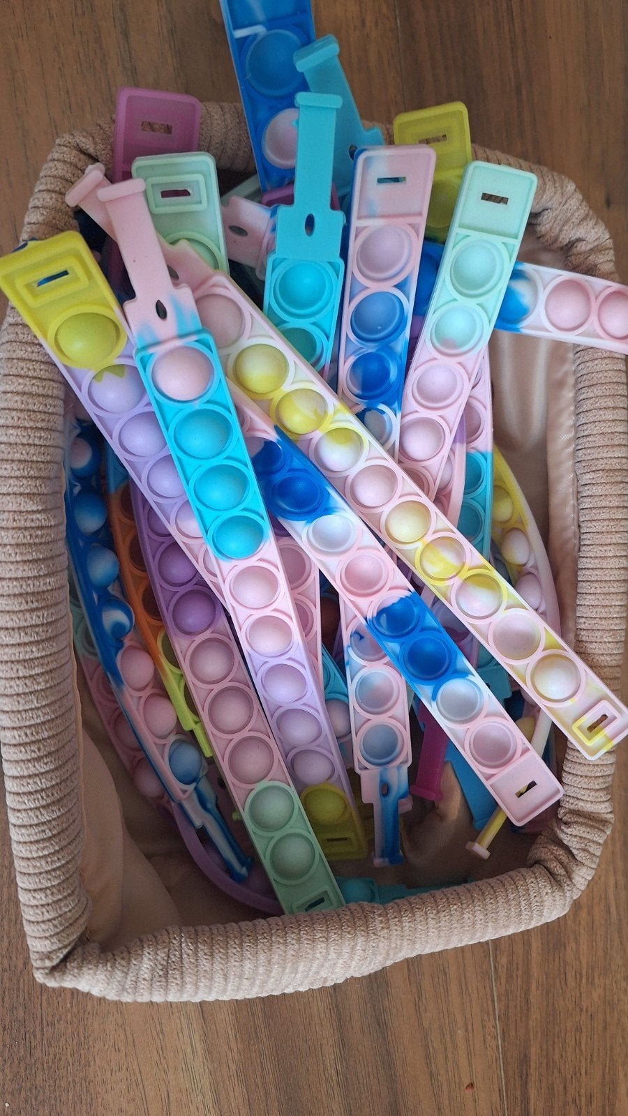 27 Pop-it Armbandjes - Leuk voor traktatie op school, Ophalen of Verzenden, Nieuw, Overige kleuren, Kunststof of Plastic