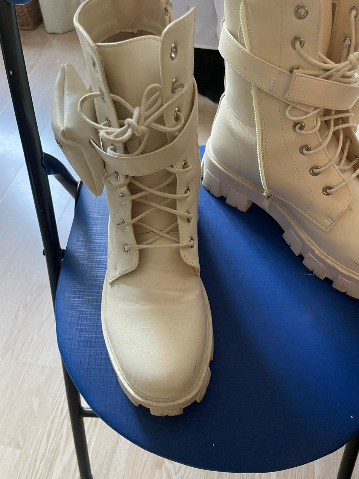 Korte stoere laarsjes, Kleding | Dames, Schoenen, Ophalen of Verzenden, Zo goed als nieuw, Wit, Lage of Enkellaarzen