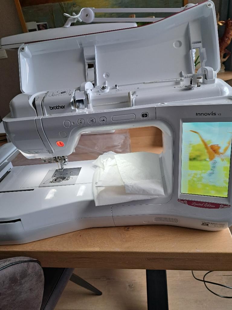 Brother Borduurmachine V3 l.e., Hobby en Vrije tijd, Ophalen, Zo goed als nieuw, Machineborduren, Borduurmachine
