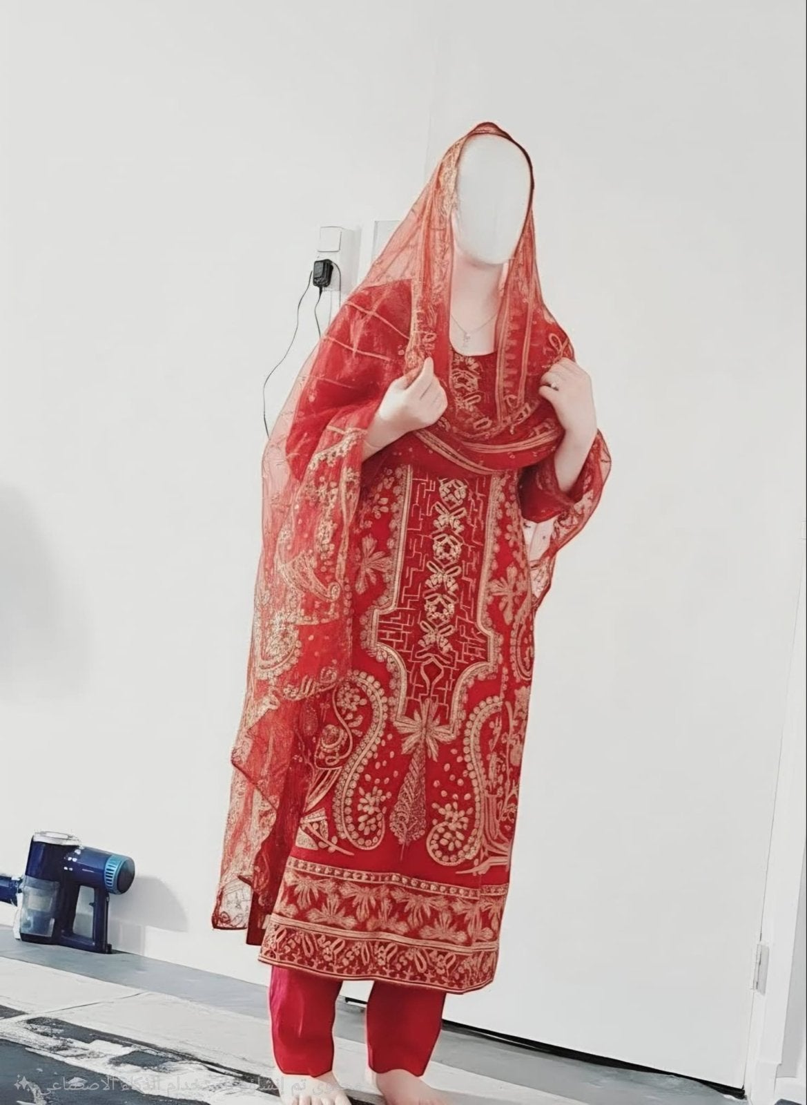 Rode Indiase/Pakistaanse jurk met gouden borduursels, Maat 38/40 (M), Ophalen of Verzenden, Zo goed als nieuw, Rood