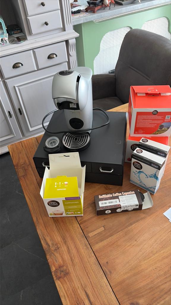 Dolce Gusto met opberg cassete voor de cupjes, Witgoed en Apparatuur, Koffiezetapparaten, Ophalen, Zo goed als nieuw, Koffiemachine
