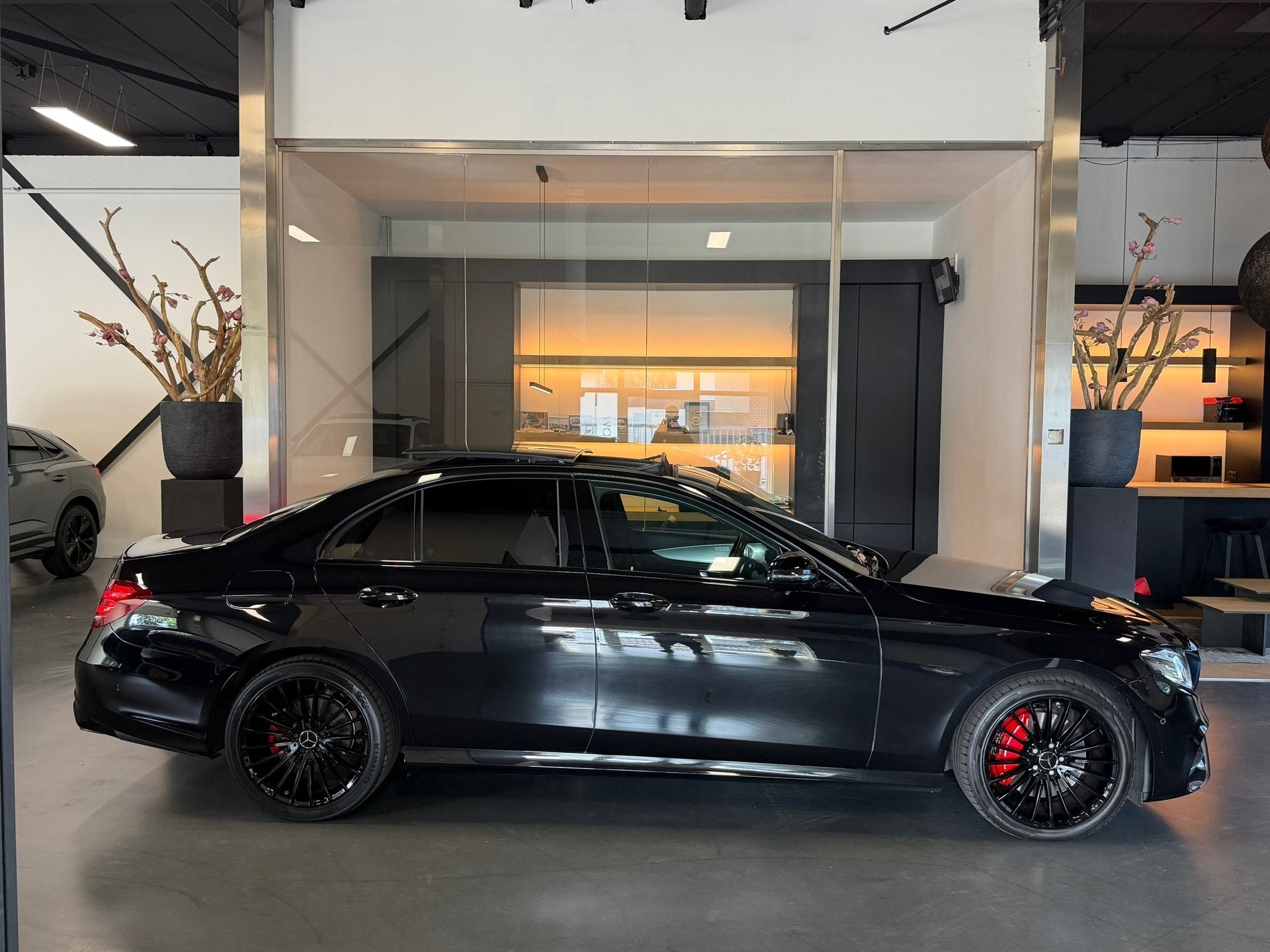 Mercedes-Benz E-klasse 200 Amg night Panorama Burmester 360C, Auto's, Mercedes-Benz, Automaat, Dealer onderhouden, Achterwielaandrijving